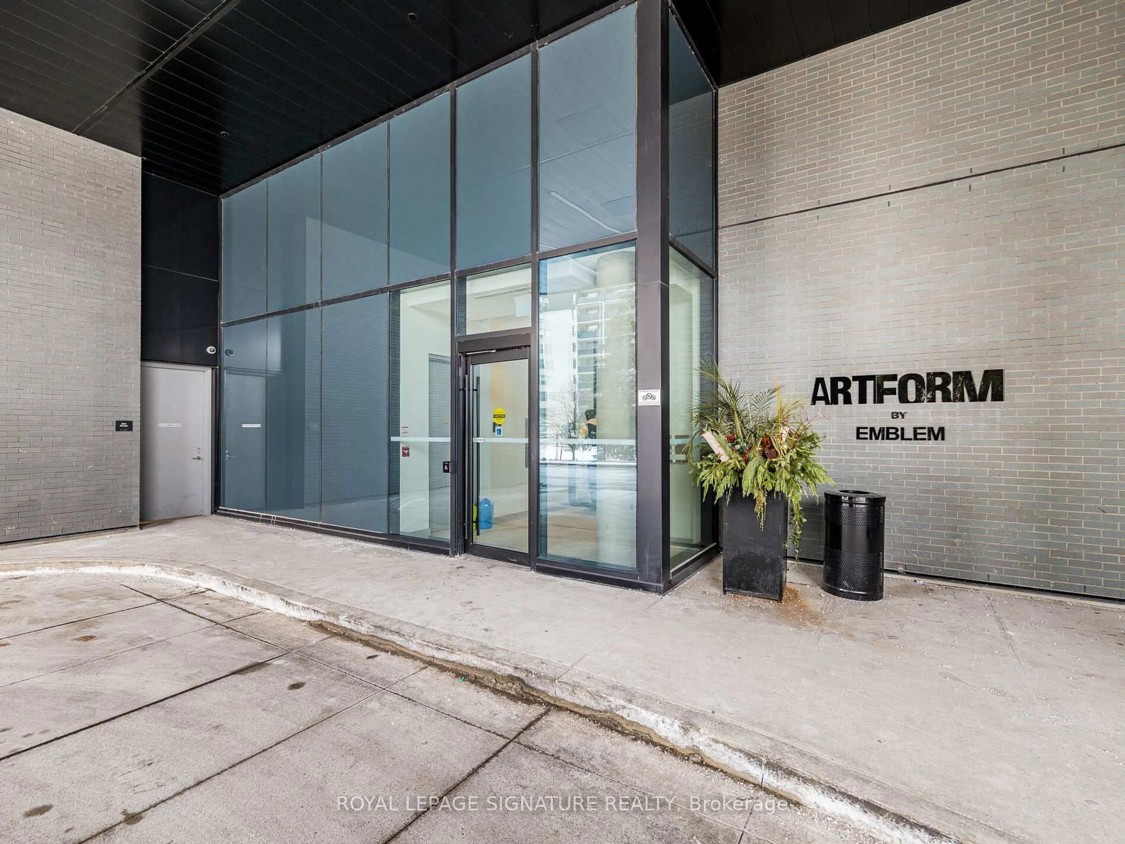 Indoor foyer for 86 Dundas St #622, Mississauga Ontario L5A 1W4