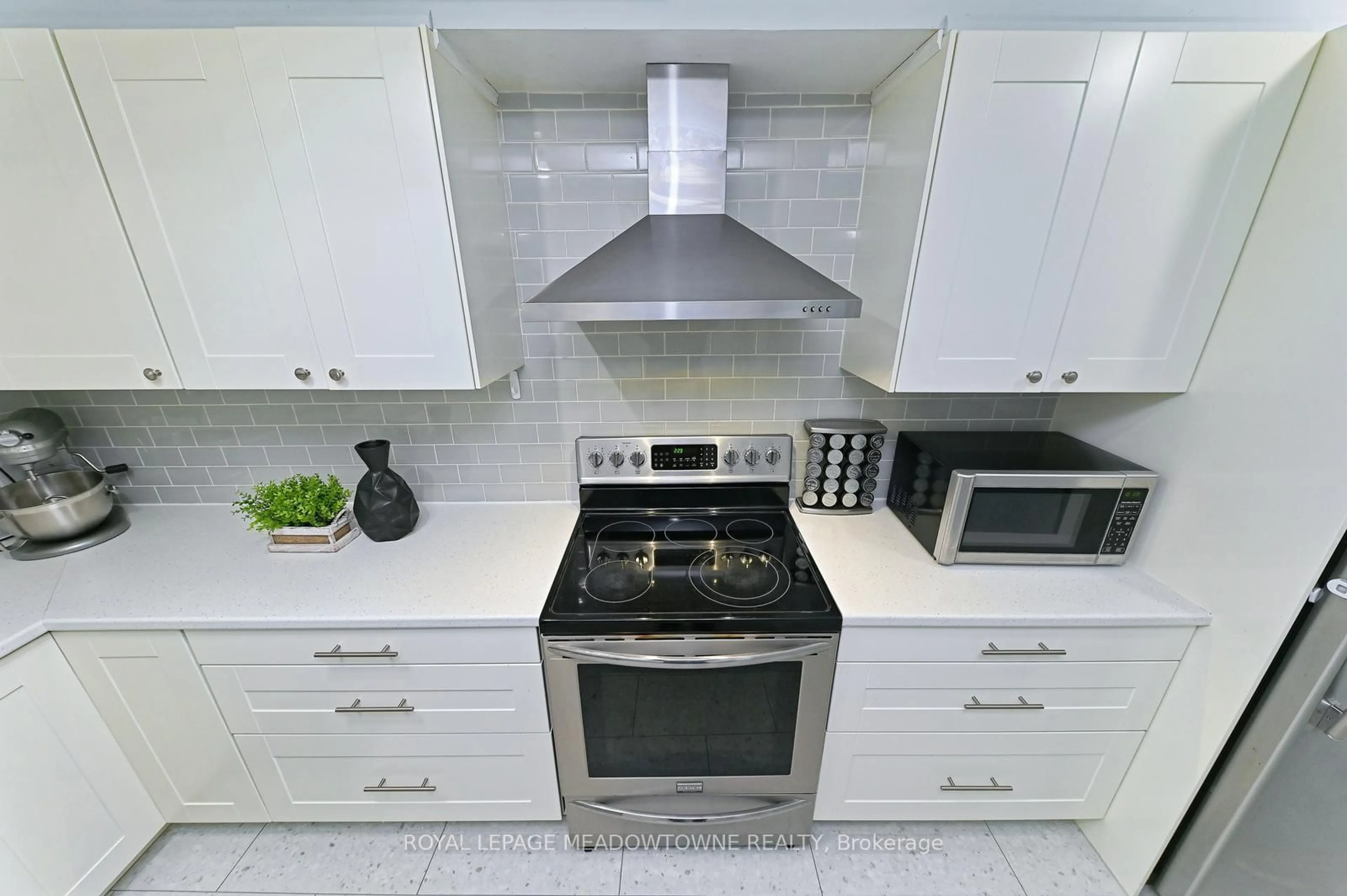 Contemporary kitchen, ceramic/tile floor for 80 Lynden Circ #74, Halton Hills Ontario L7G 4Y8