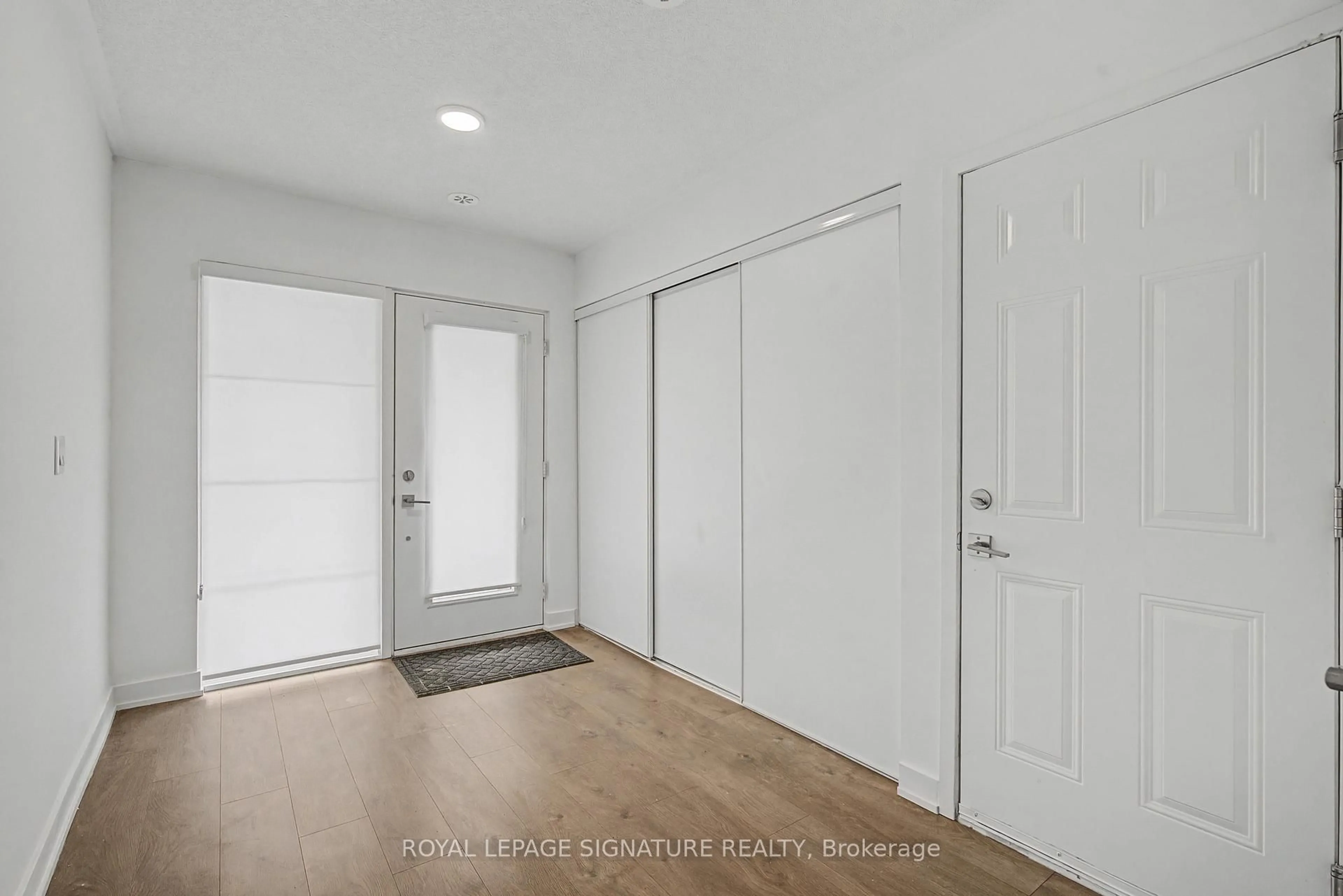 Indoor entryway for 1121 Cooke Blvd #3, Burlington Ontario L7T 0C4