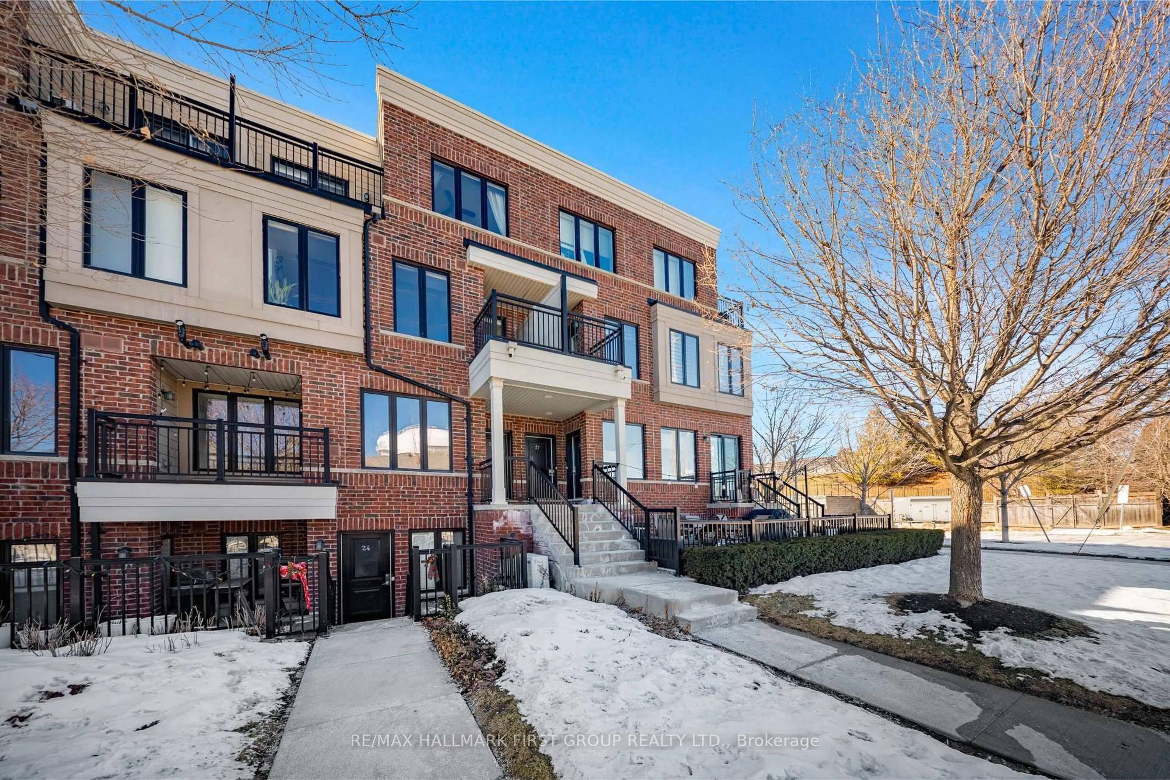 Home with brick exterior material, building for 120 Twenty Fourth St #25, Toronto Ontario M8V 0B9