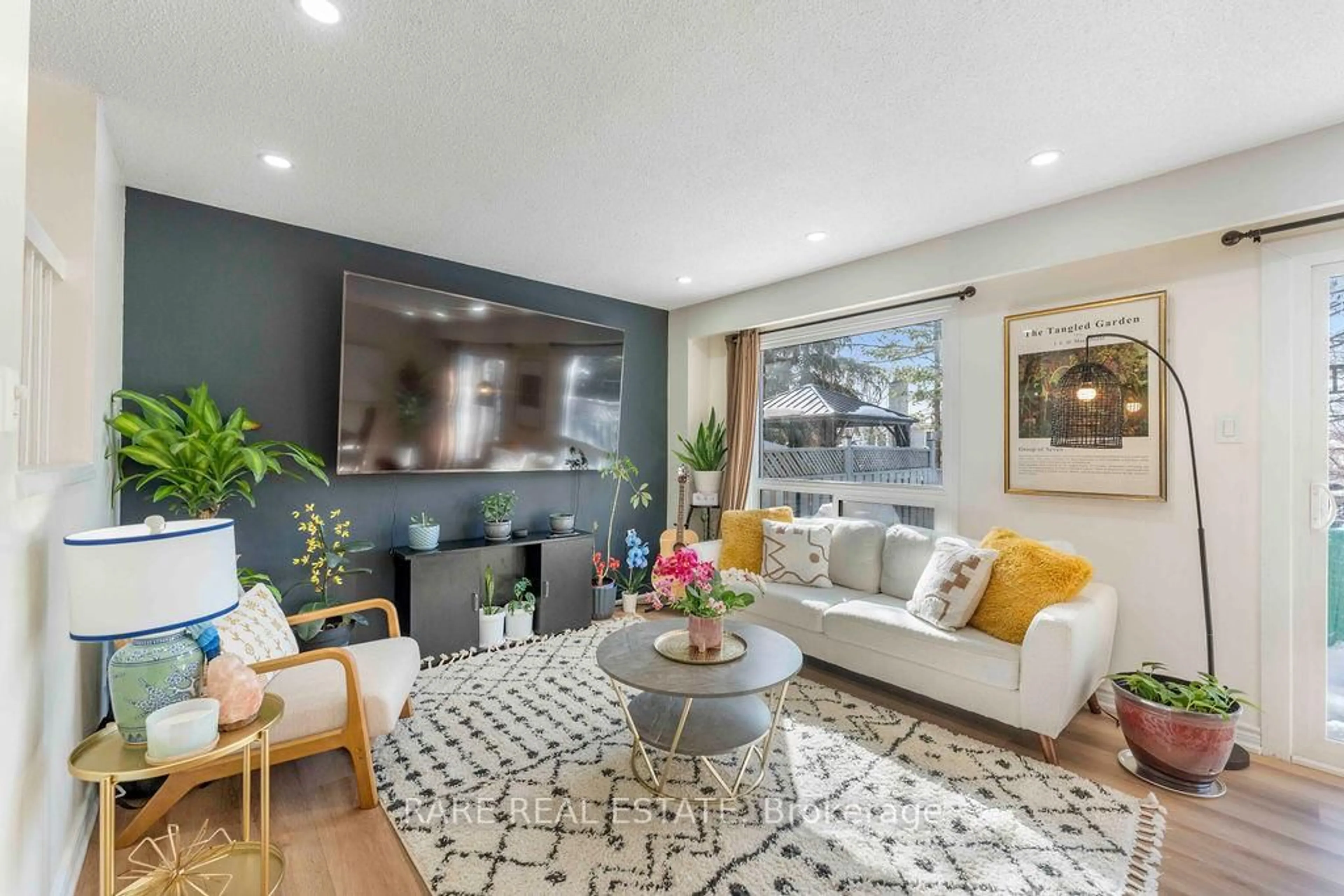 Living room with furniture, unknown for 45 Fanshawe Dr, Brampton Ontario L6Z 1A7