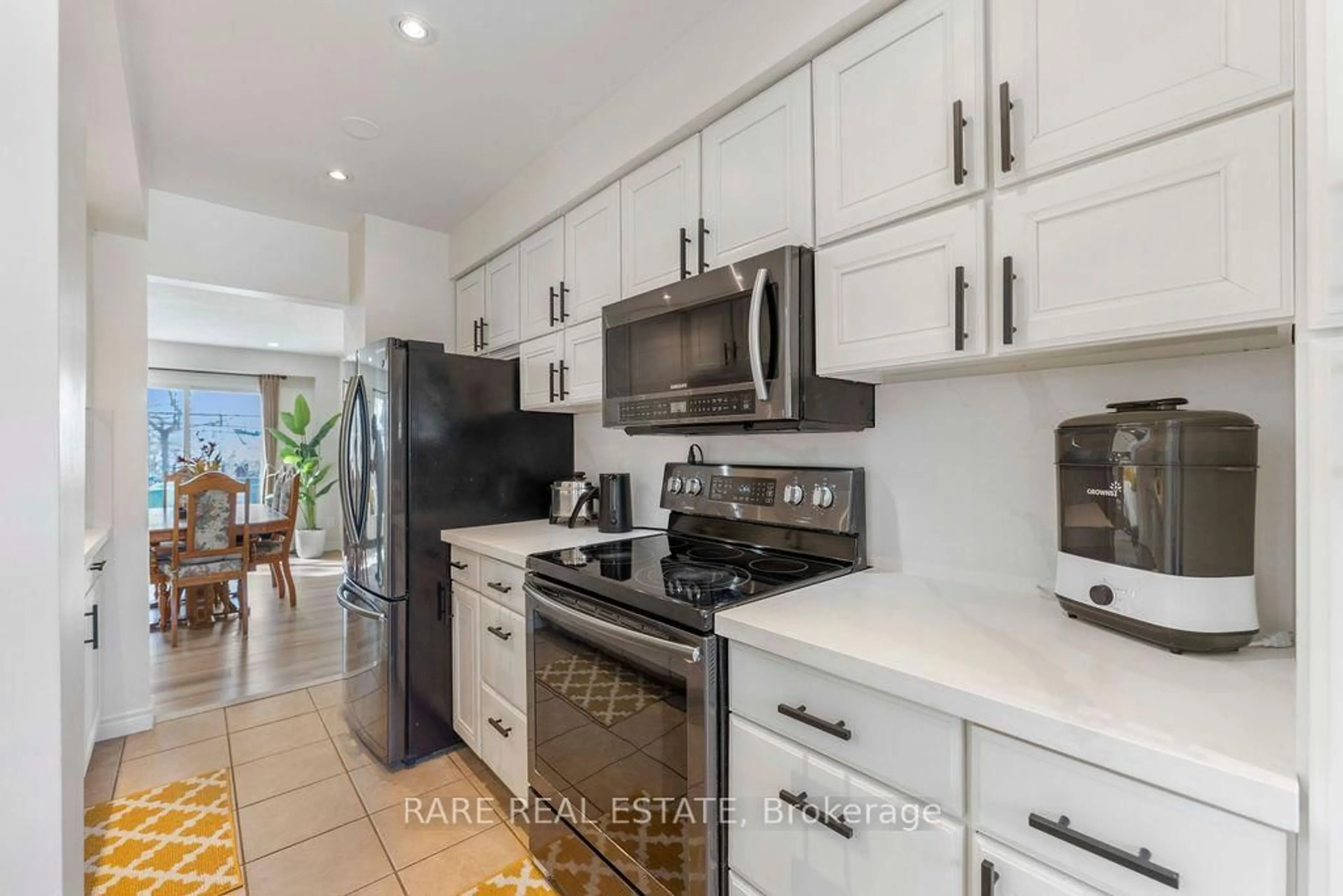 Standard kitchen, ceramic/tile floor for 45 Fanshawe Dr, Brampton Ontario L6Z 1A7