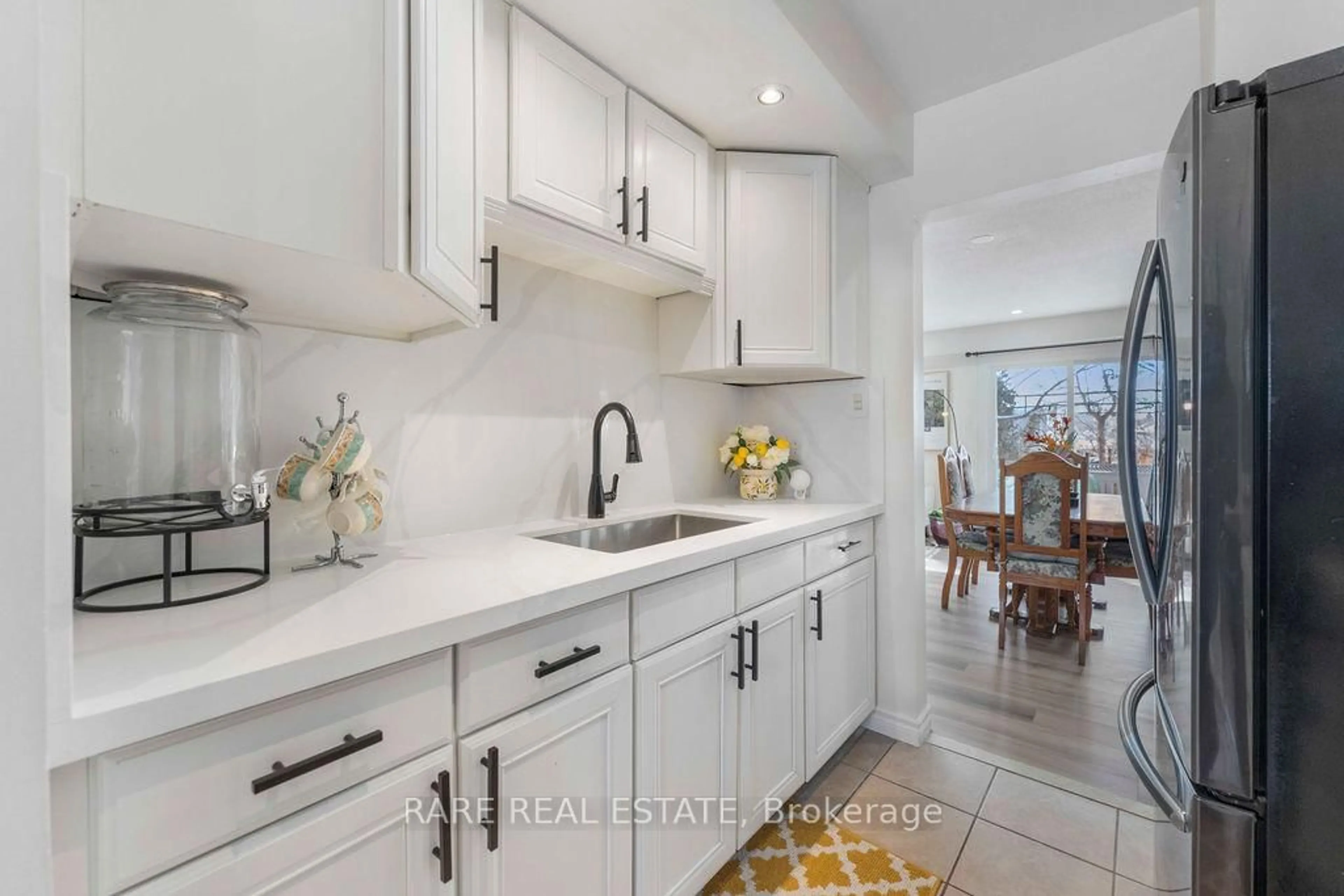 Open concept kitchen, ceramic/tile floor for 45 Fanshawe Dr, Brampton Ontario L6Z 1A7