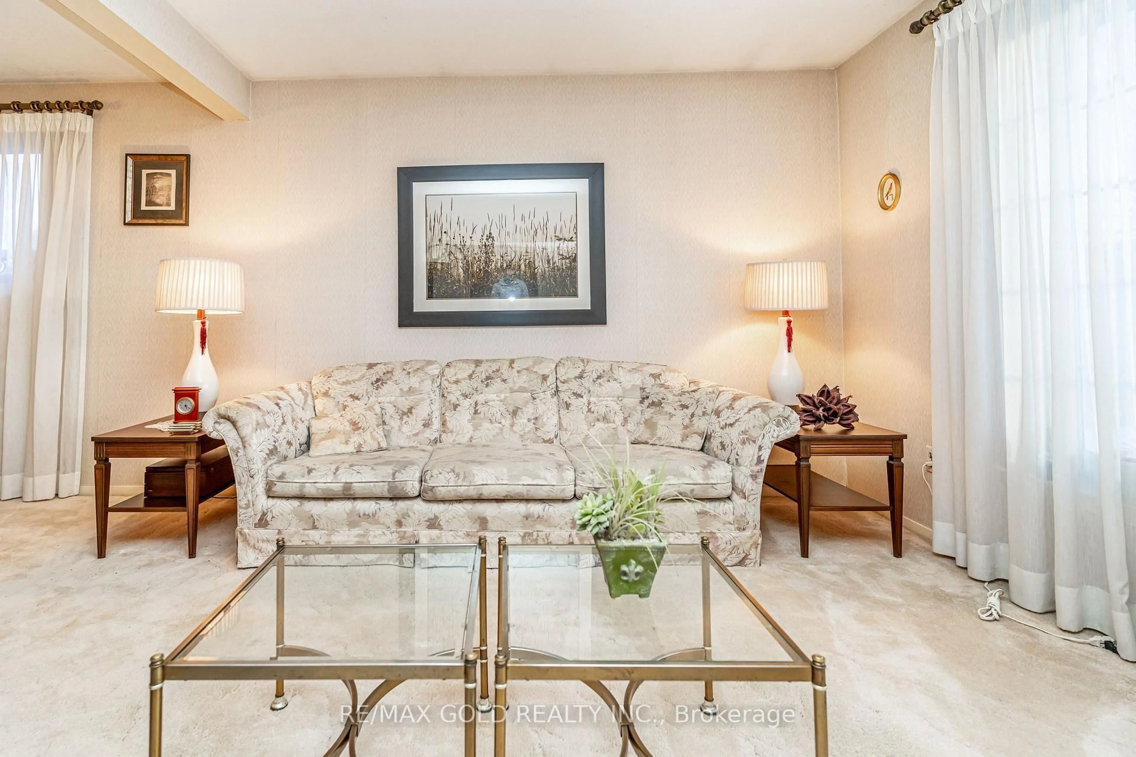 Living room with furniture, unknown for 6 Eldon Crt, Brampton Ontario L6T 2B9