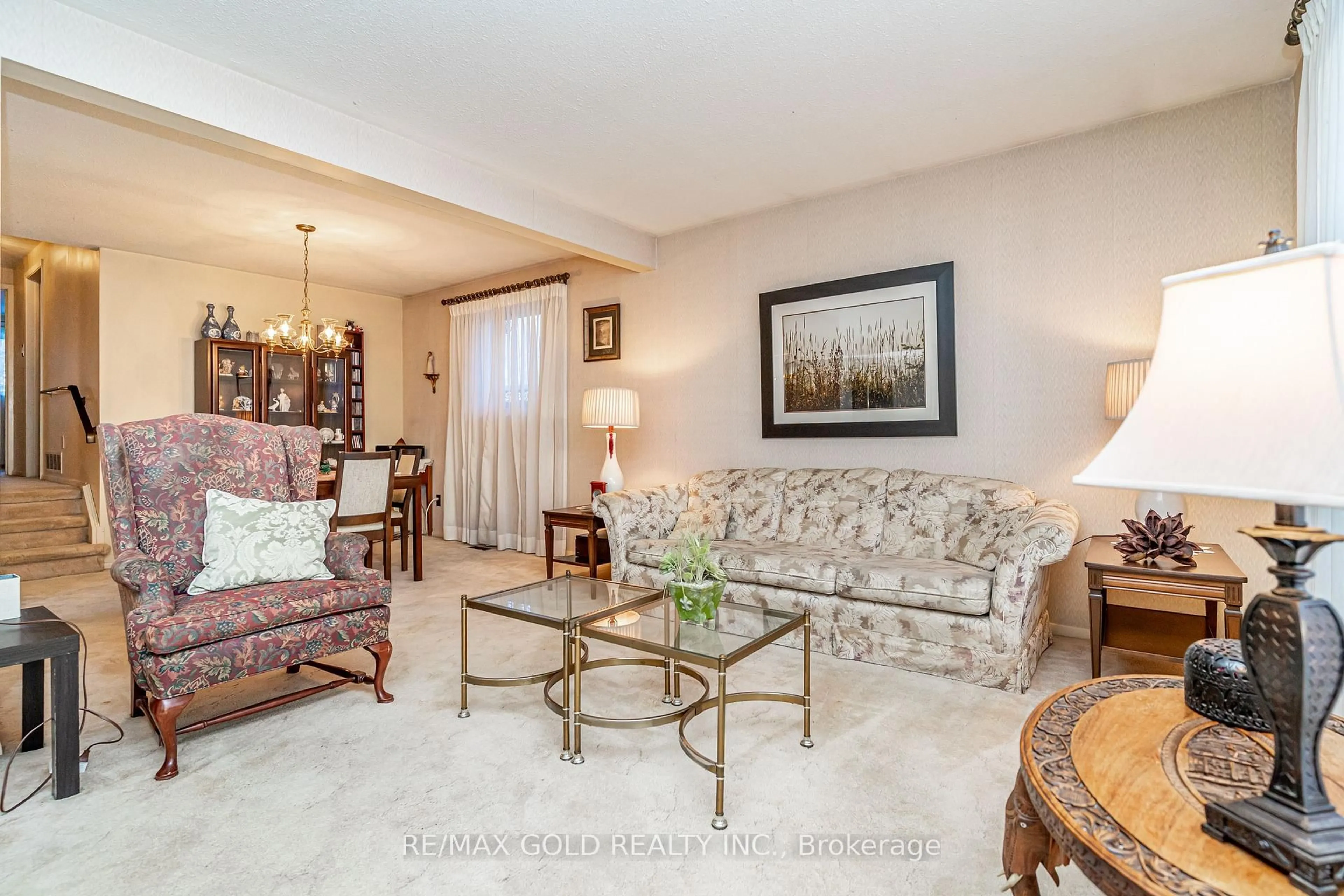 Living room with furniture, unknown for 6 Eldon Crt, Brampton Ontario L6T 2B9