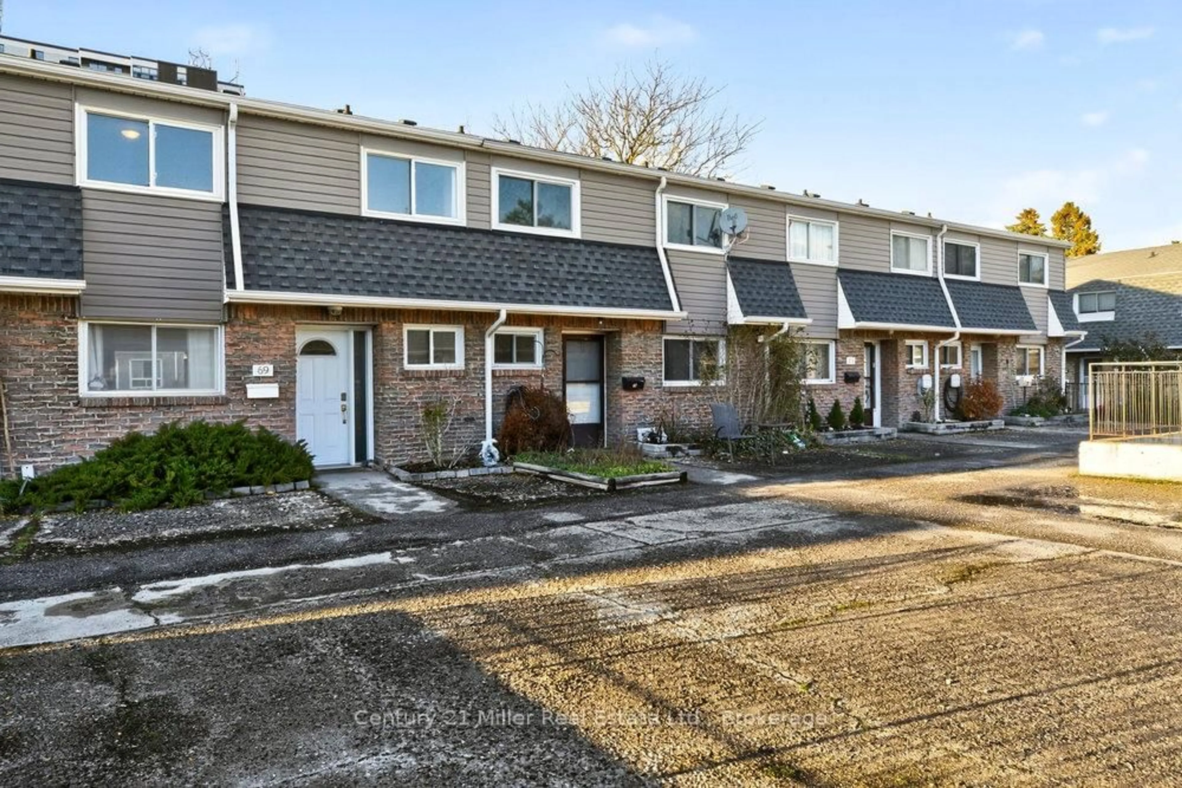 A pic from outside/outdoor area/front of a property/back of a property/a pic from drone, street for 2050 Upper Middle Rd #69, Burlington Ontario L7P 3R9