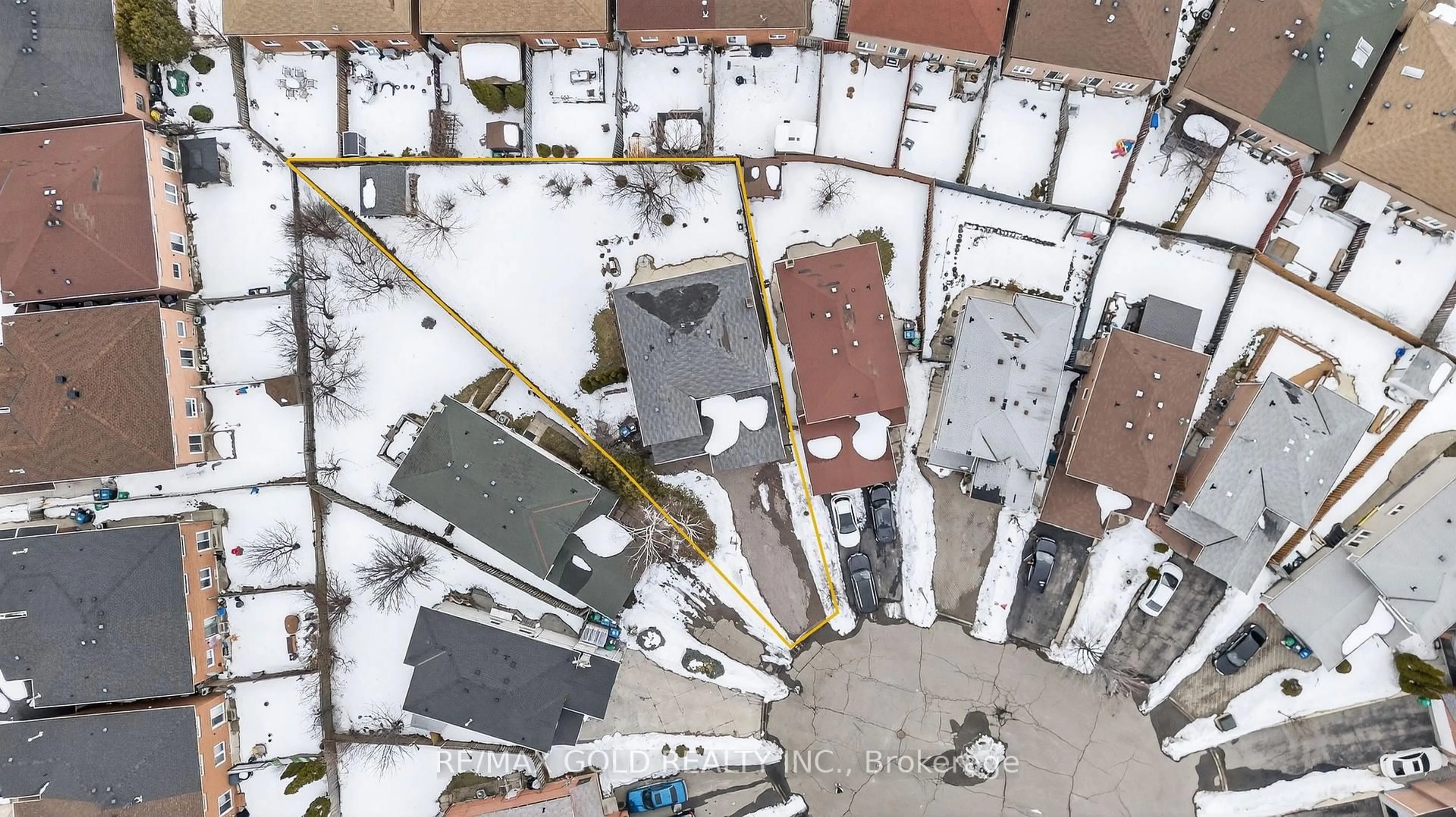 A pic from outside/outdoor area/front of a property/back of a property/a pic from drone, street for 16 Rodwell Crt, Brampton Ontario L6Y 4G7