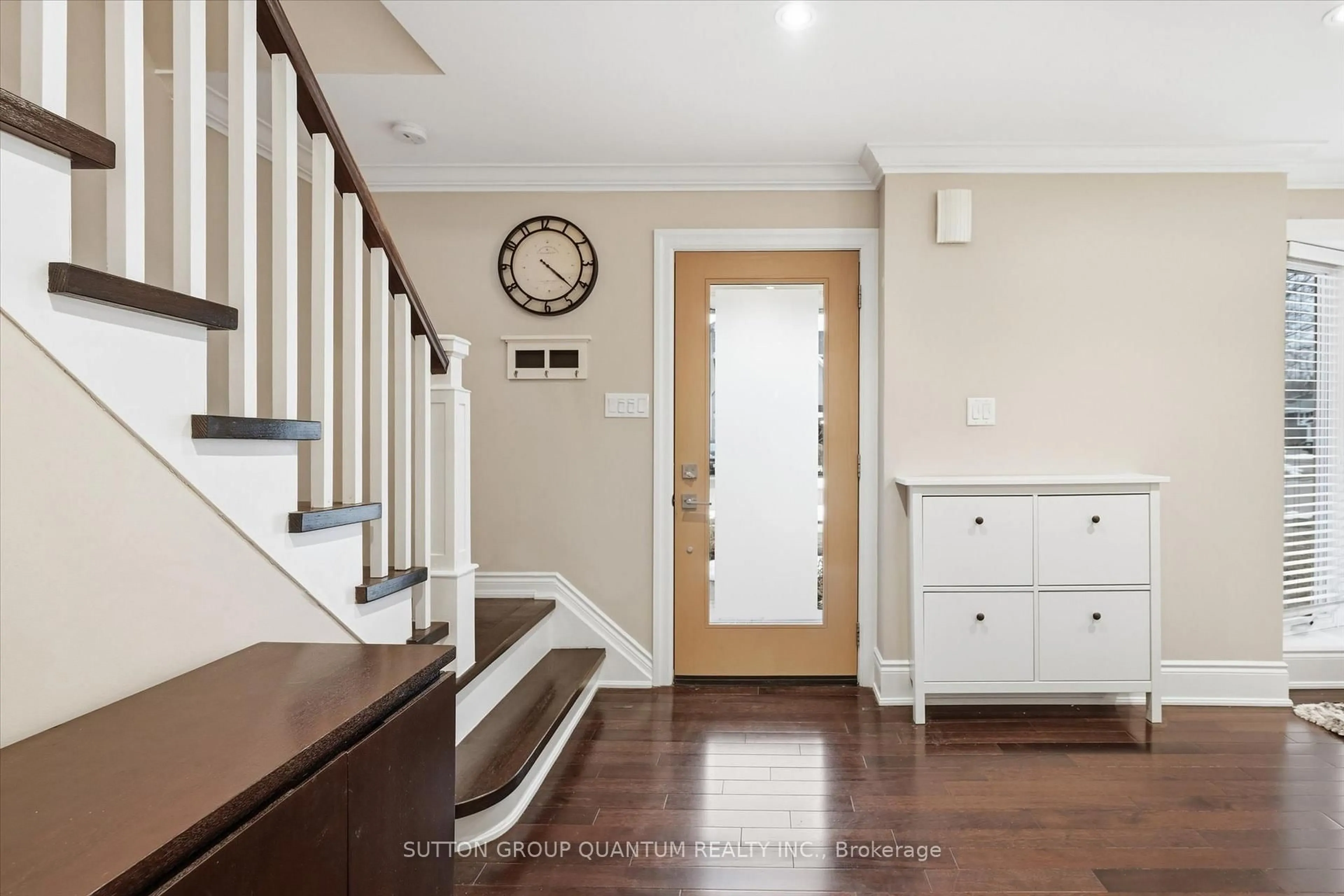 Indoor entryway for 383 Cosburn Cres, Burlington Ontario L7L 2W5
