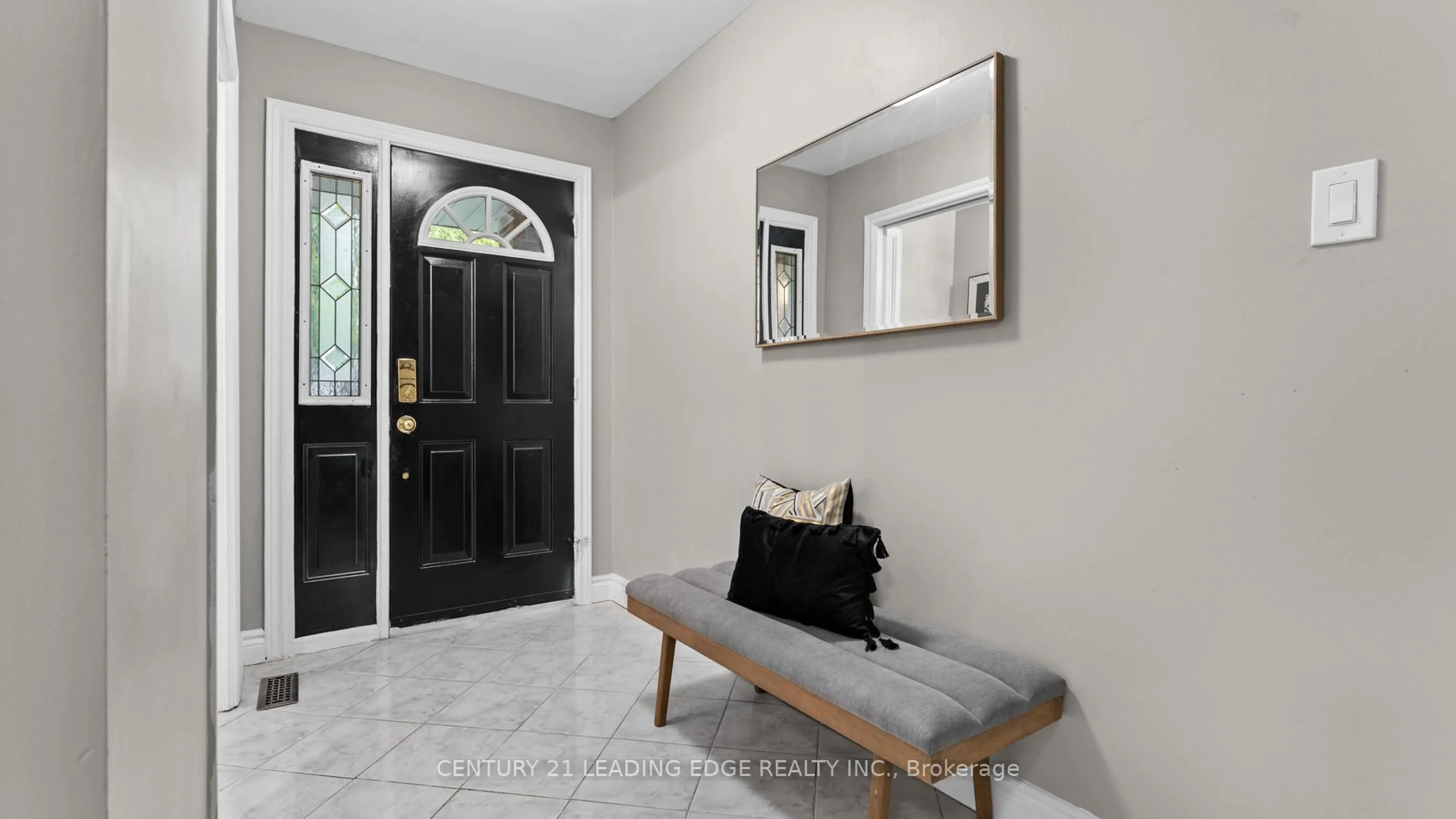 Indoor entryway for 42 Tanager Sq, Brampton Ontario L6Z 1X2