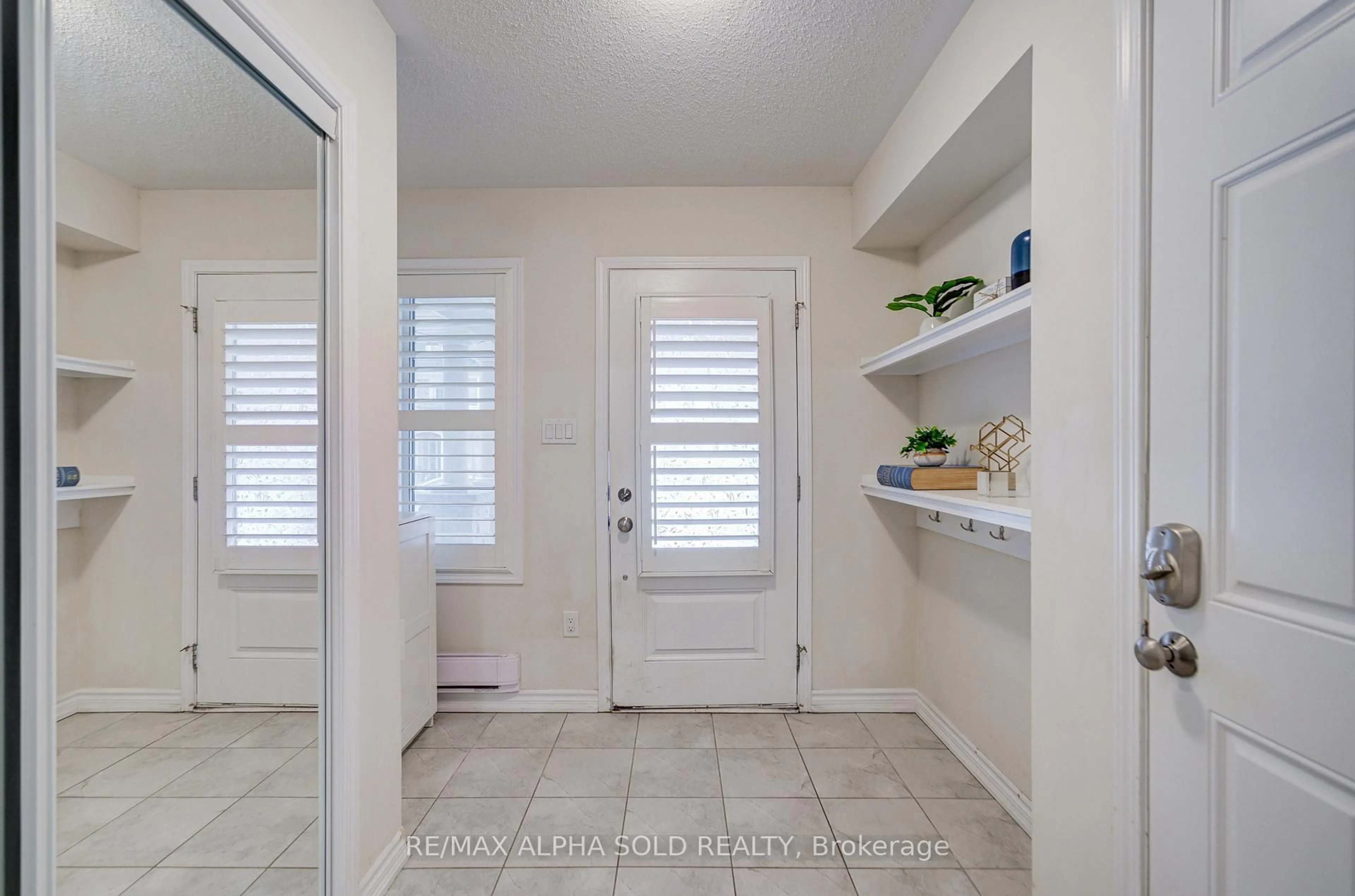 Indoor entryway for 3081 Harbell Gate, Oakville Ontario L6M 0Y9