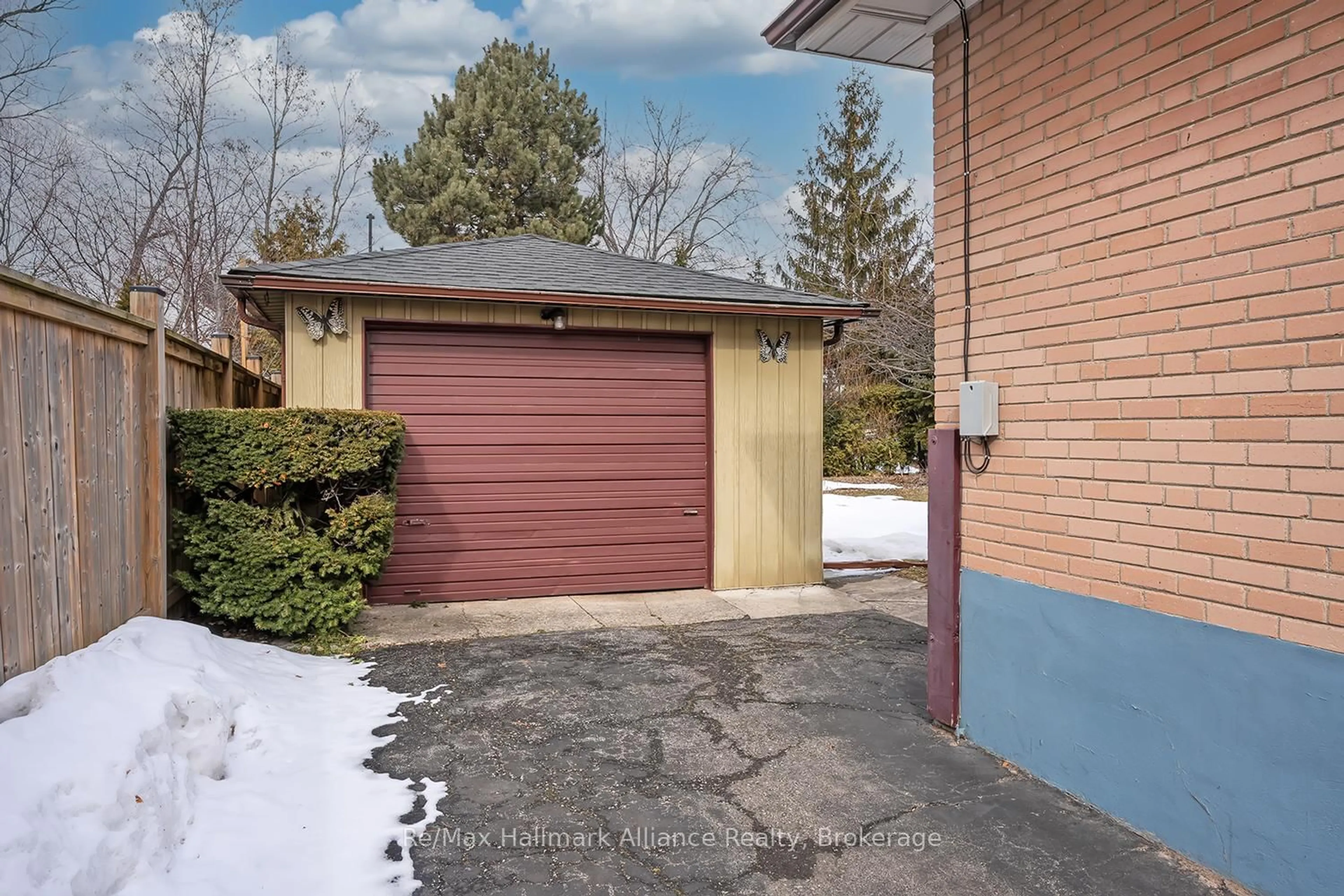 Unknown for 543 Pinegrove Rd, Oakville Ontario L6K 2C2