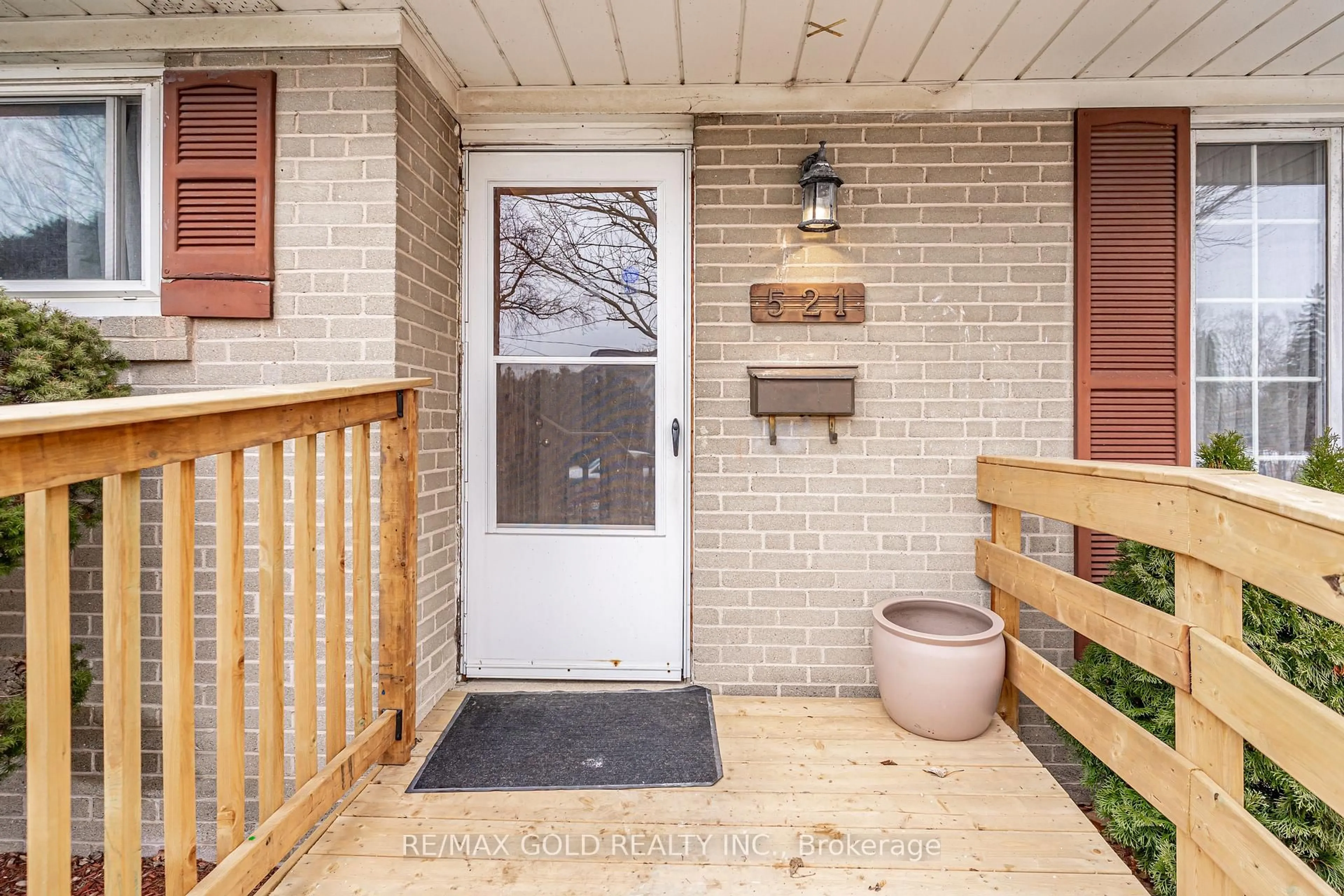 Indoor entryway for 521 Sandbrook Rd, Oakville Ontario L6L 4M6