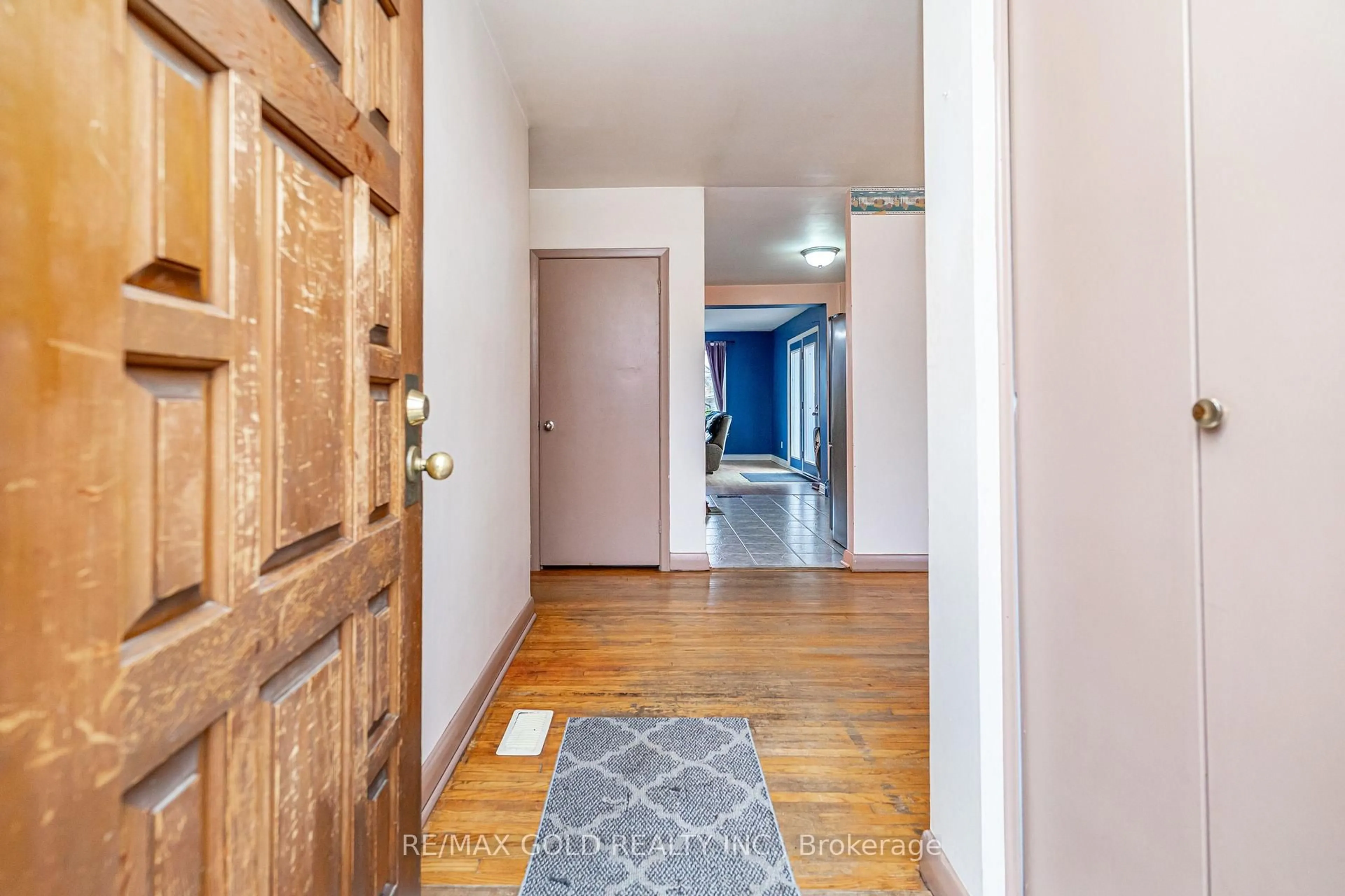 Indoor entryway for 521 Sandbrook Rd, Oakville Ontario L6L 4M6