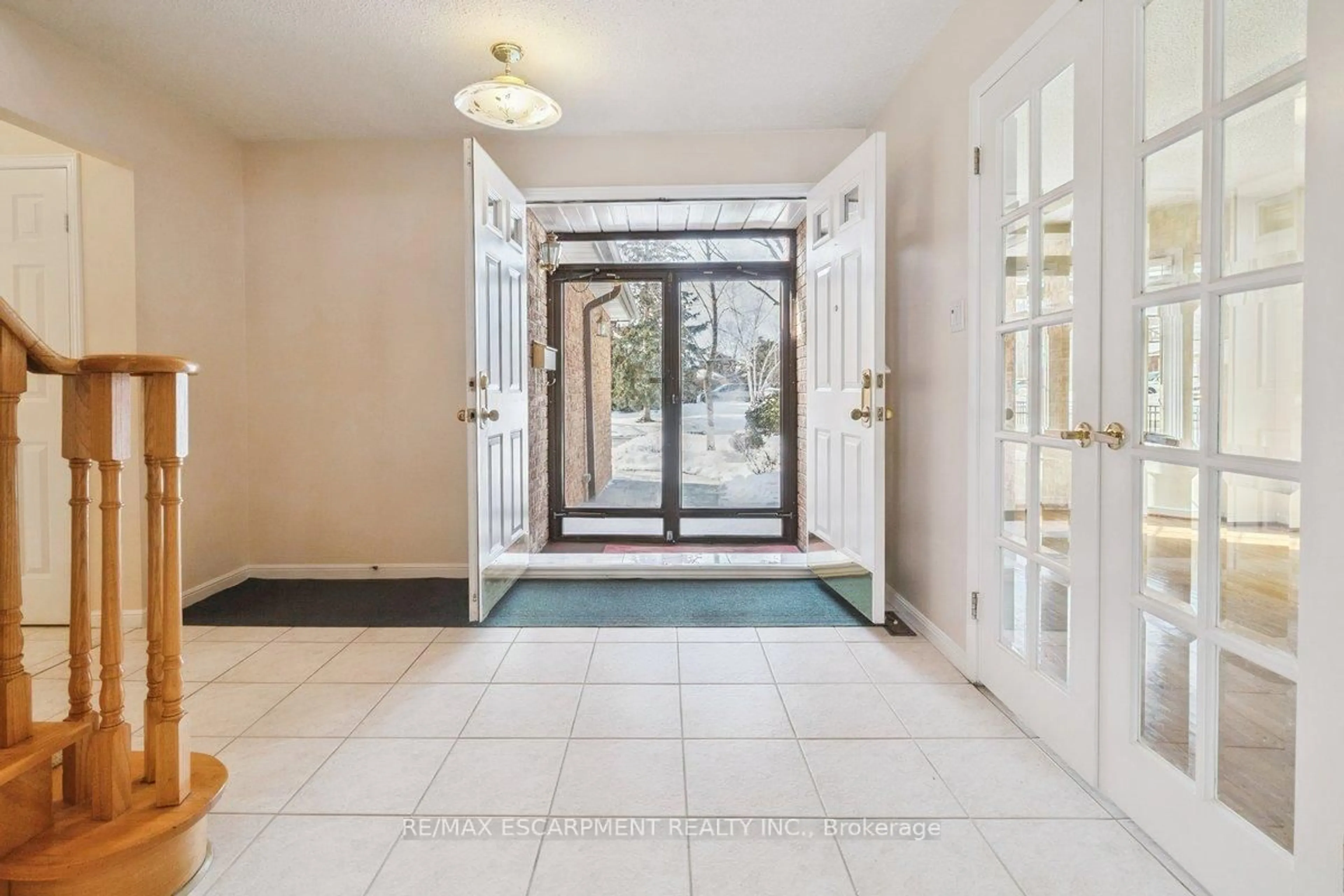 Indoor foyer for 1252 Sweetbirch Crt, Mississauga Ontario L5C 3R3