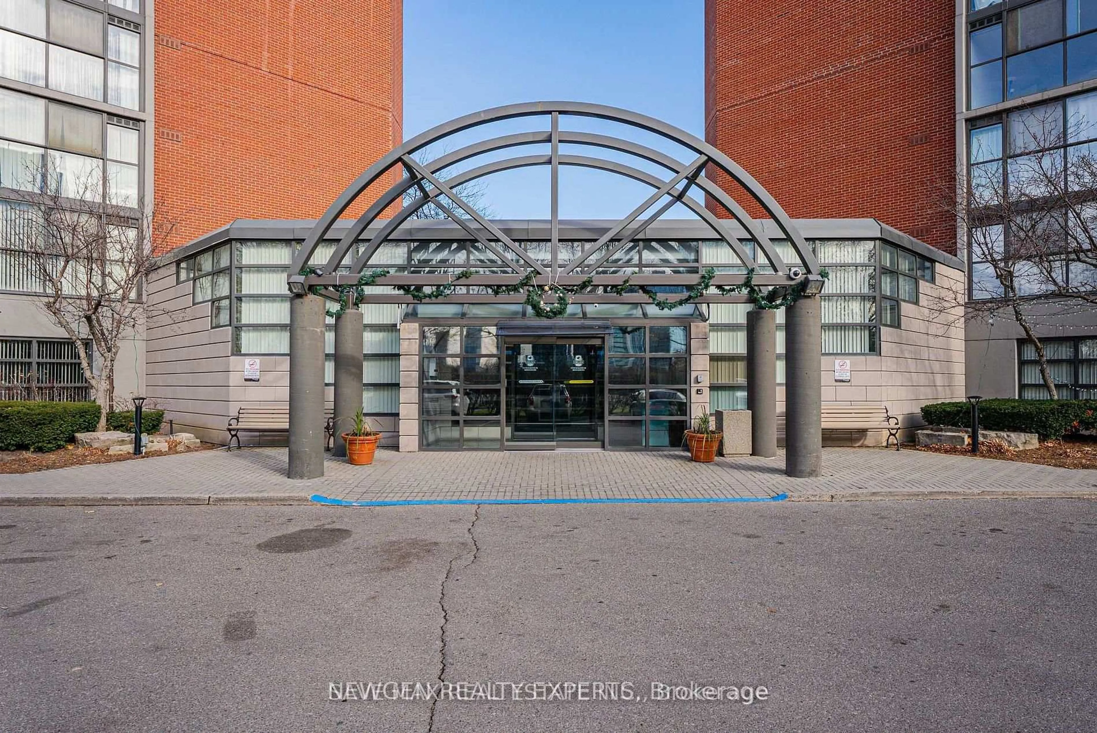 Indoor foyer for 4205 Shipp Dr #1705, Mississauga Ontario L4Z 2Y9