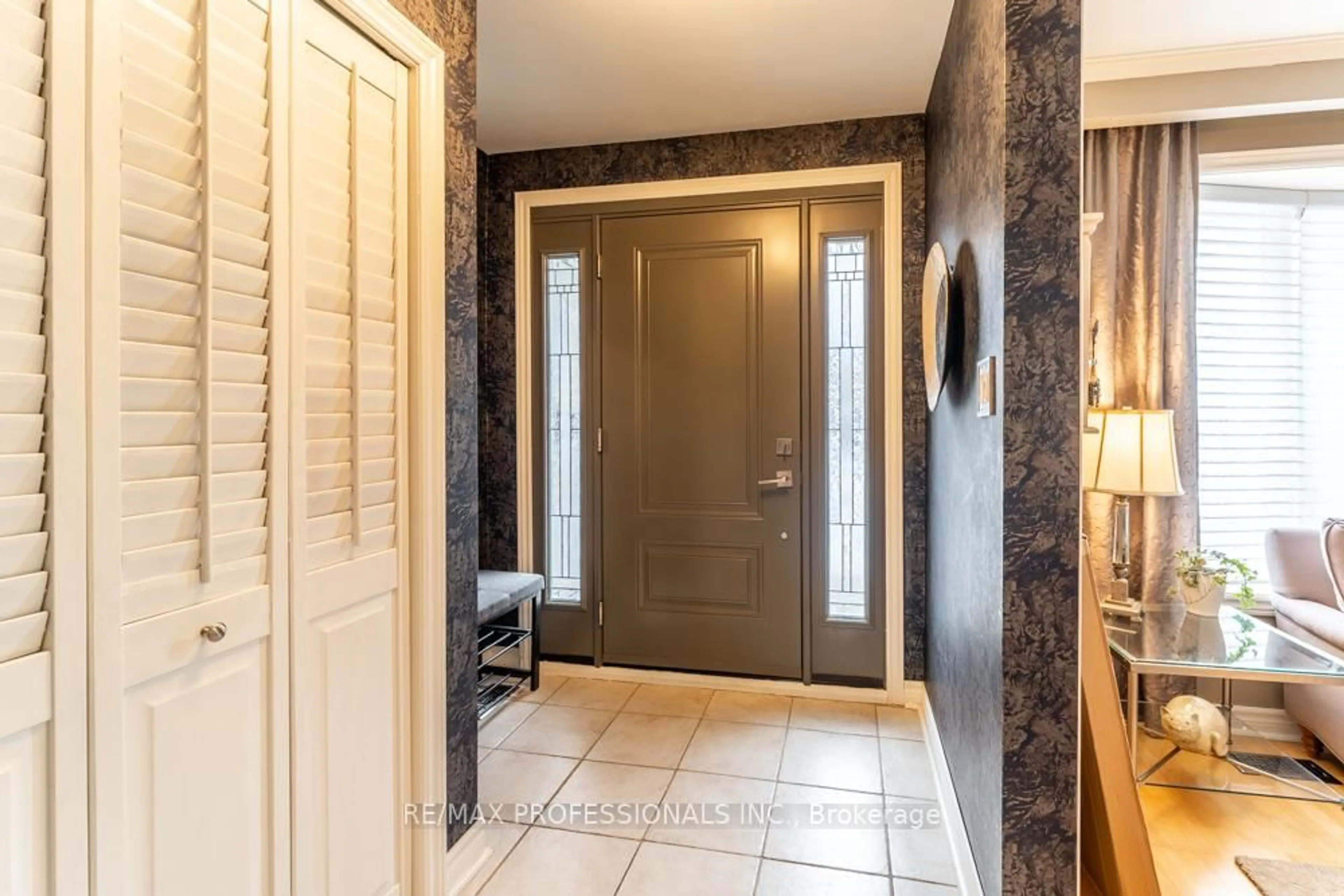 Indoor entryway for 1427 Kenmuir Ave, Mississauga Ontario L5G 4B3