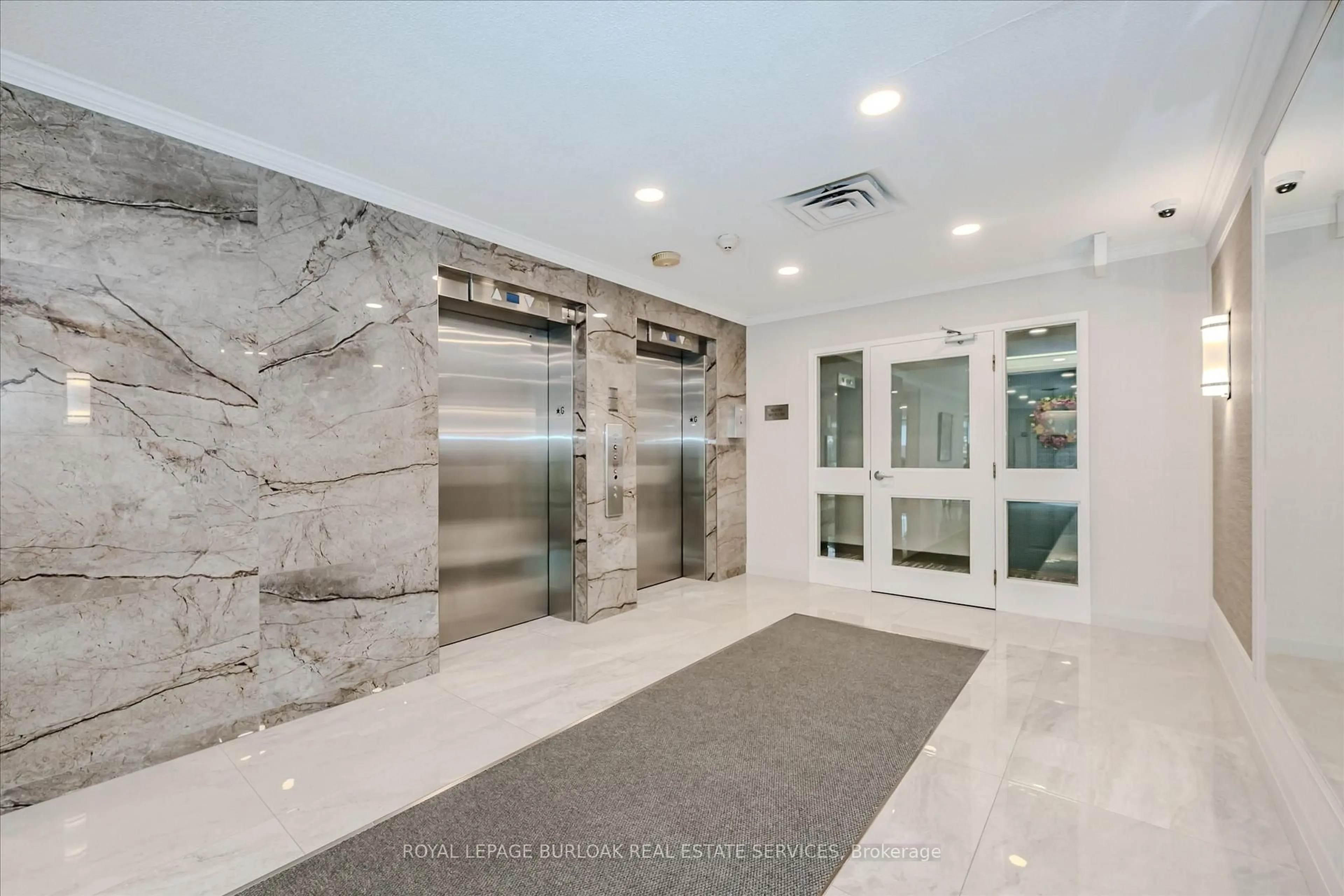 Indoor foyer for 5090 Pinedale Ave #1107, Burlington Ontario L7L 5V8