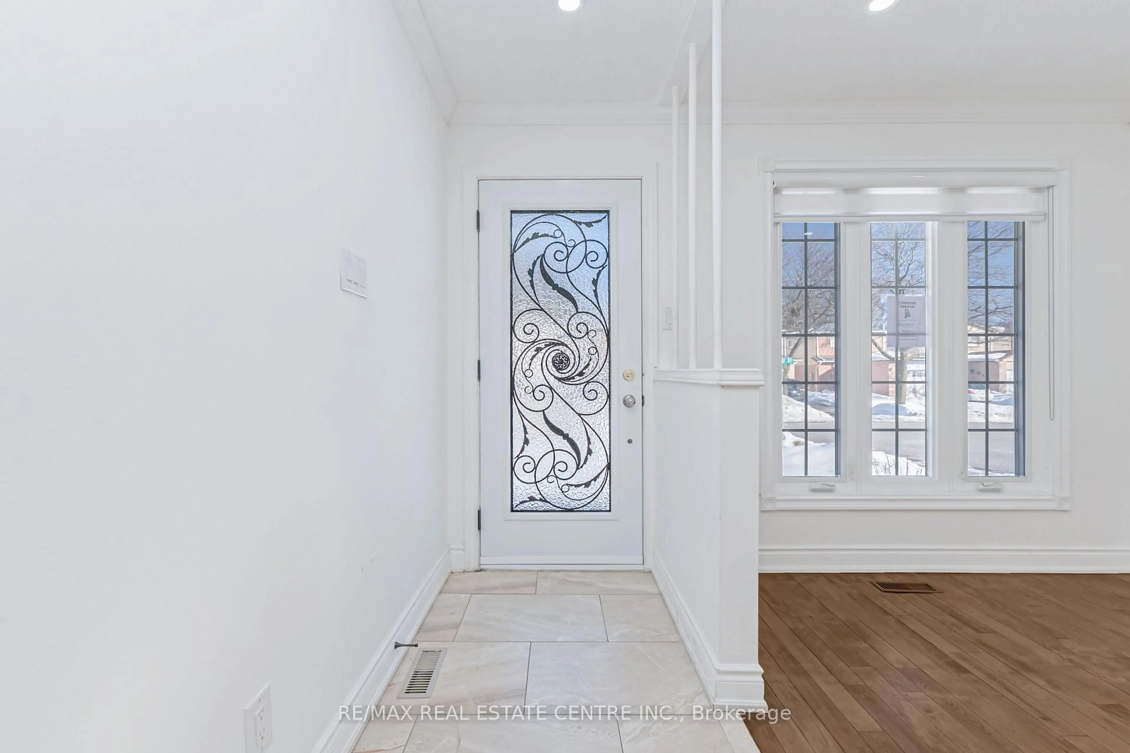 Indoor entryway for 67 Talbot St, Brampton Ontario L6X 2P4