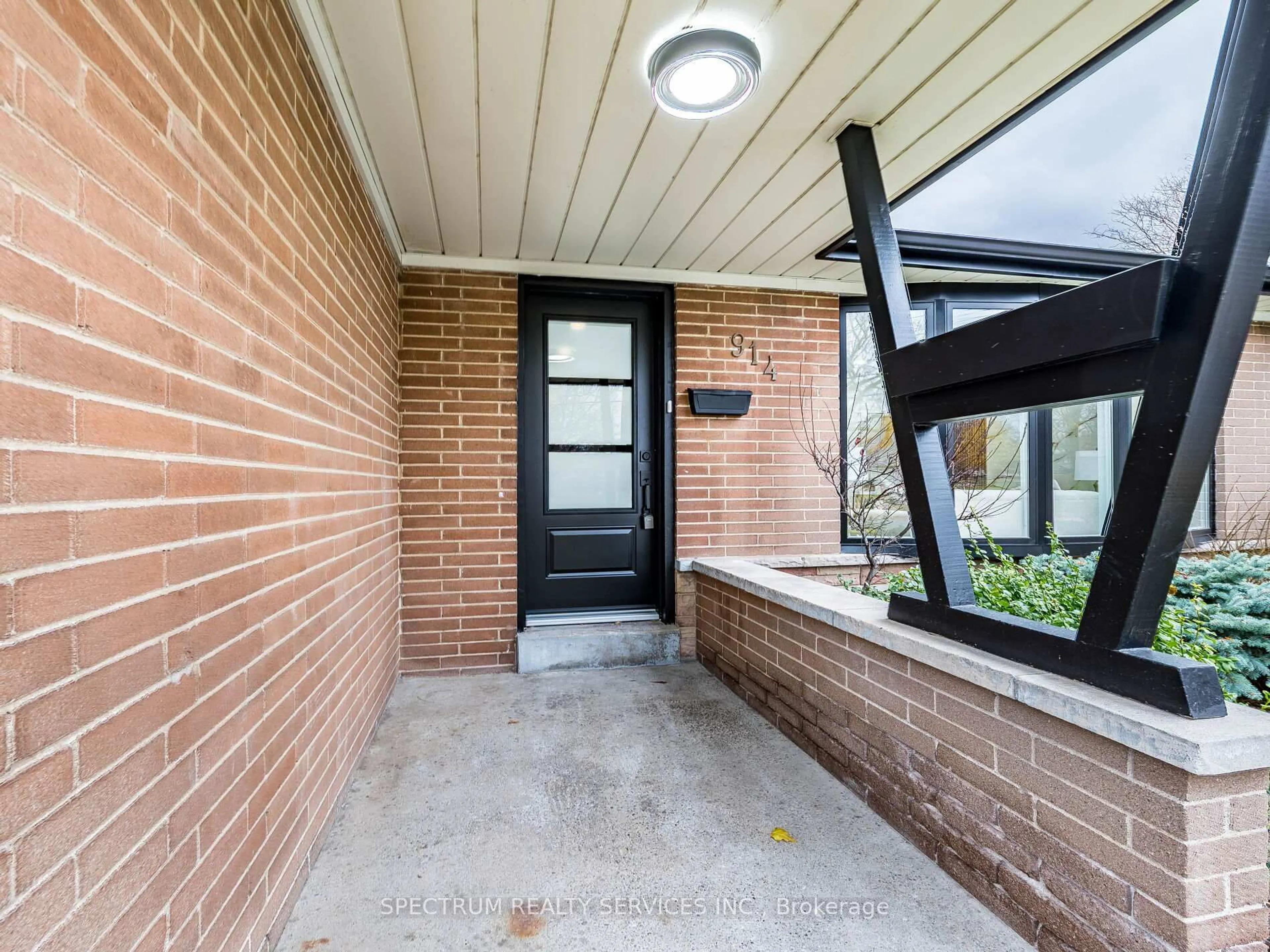 Indoor entryway for 914 Francis Rd, Burlington Ontario L7T 3Y2