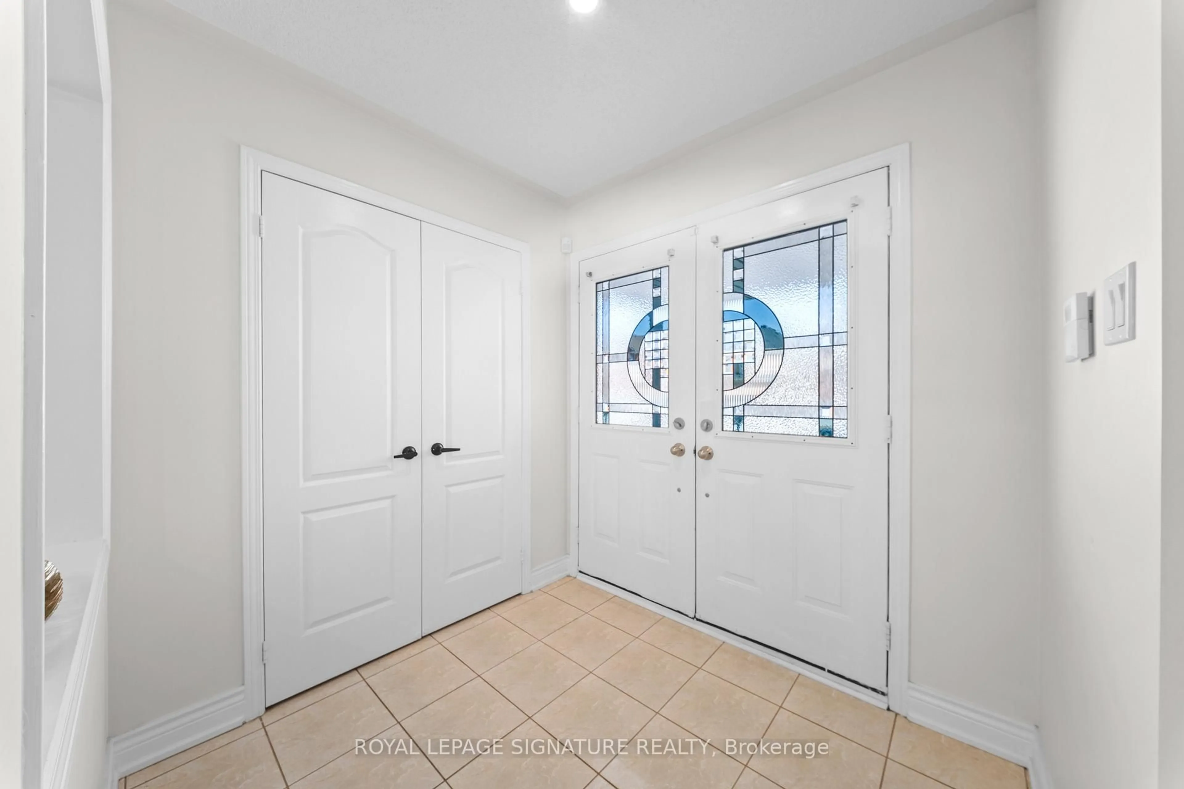 Indoor entryway for 16 Newark Way, Brampton Ontario L7A 2V1