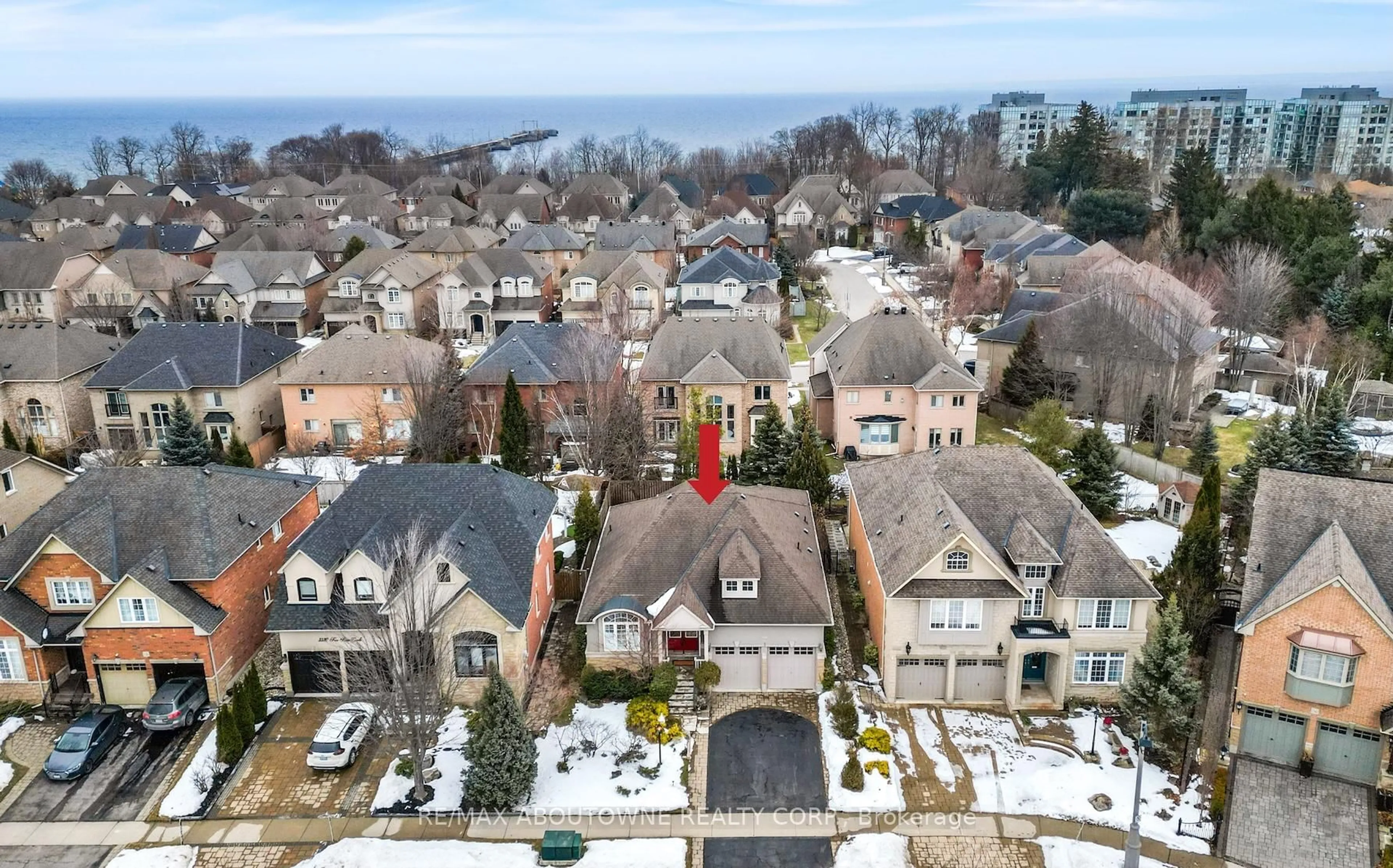 A pic from outside/outdoor area/front of a property/back of a property/a pic from drone, unknown for 3334 Fox Run Circ, Oakville Ontario L6L 6W4