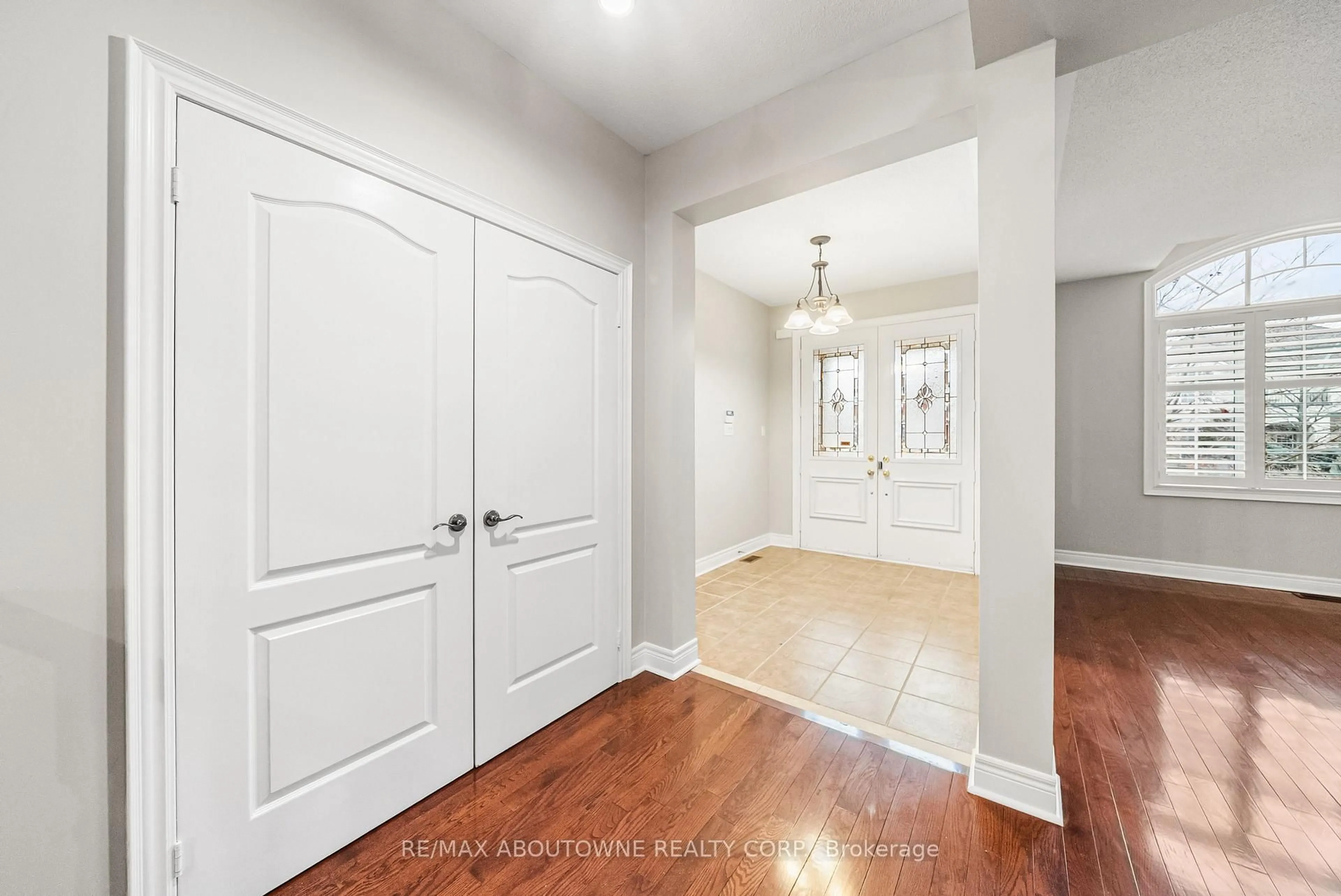 Indoor entryway for 3334 Fox Run Circ, Oakville Ontario L6L 6W4