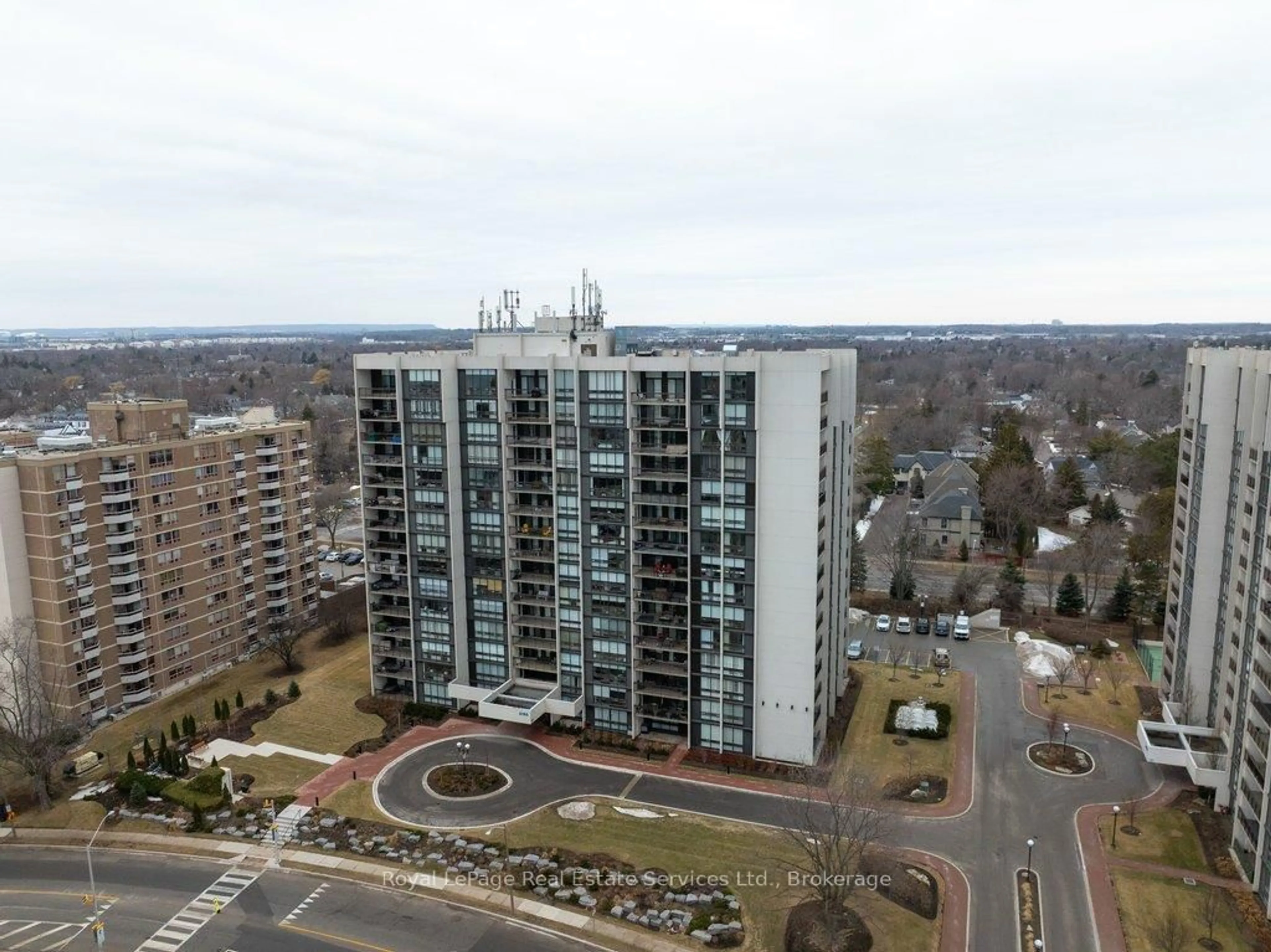 A pic from outside/outdoor area/front of a property/back of a property/a pic from drone, city buildings view from balcony for 2185 Marine Dr #PH7, Oakville Ontario L6L 5L6