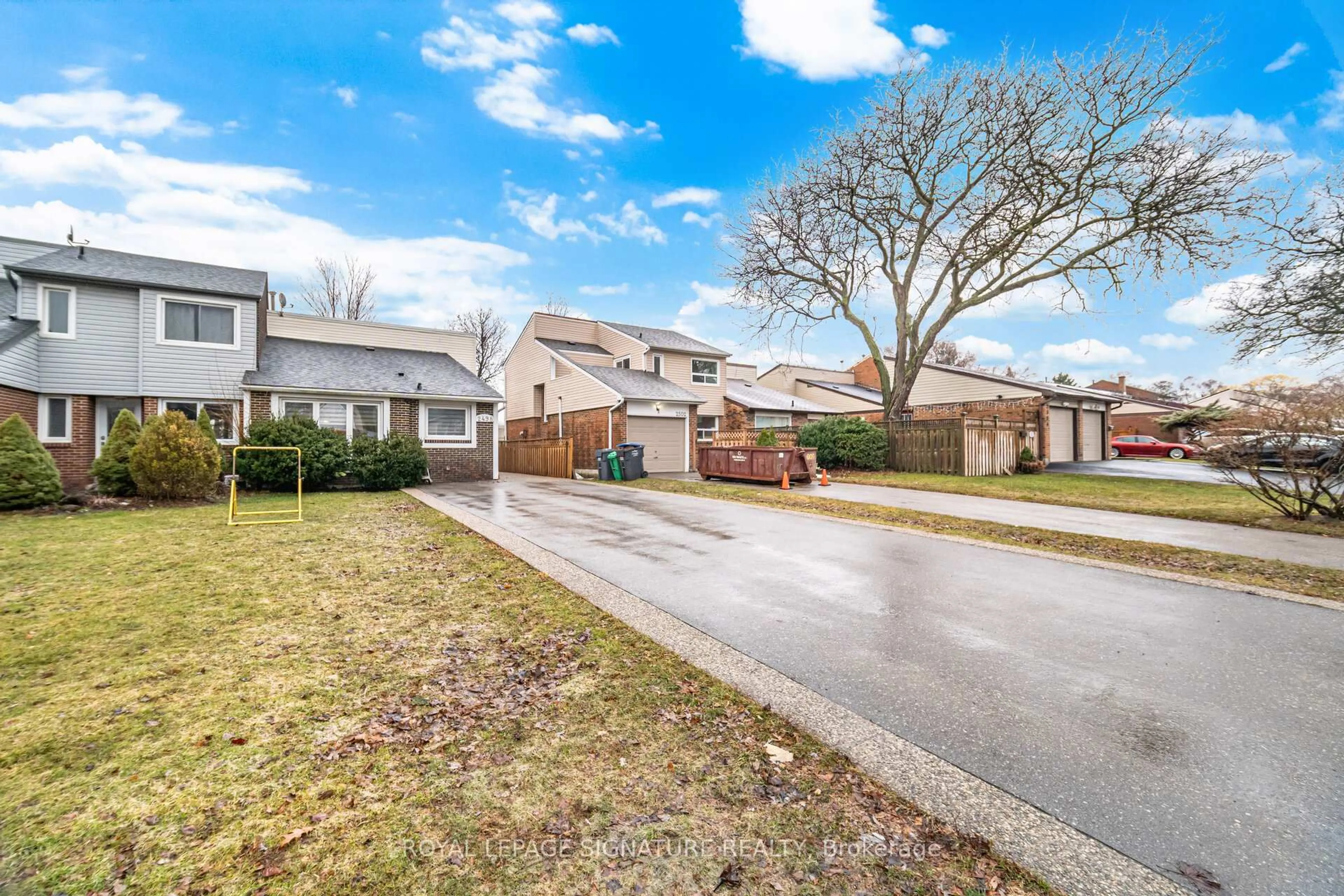 A pic from outside/outdoor area/front of a property/back of a property/a pic from drone, street for 2498 Mainroyal St, Mississauga Ontario L5L 1C9