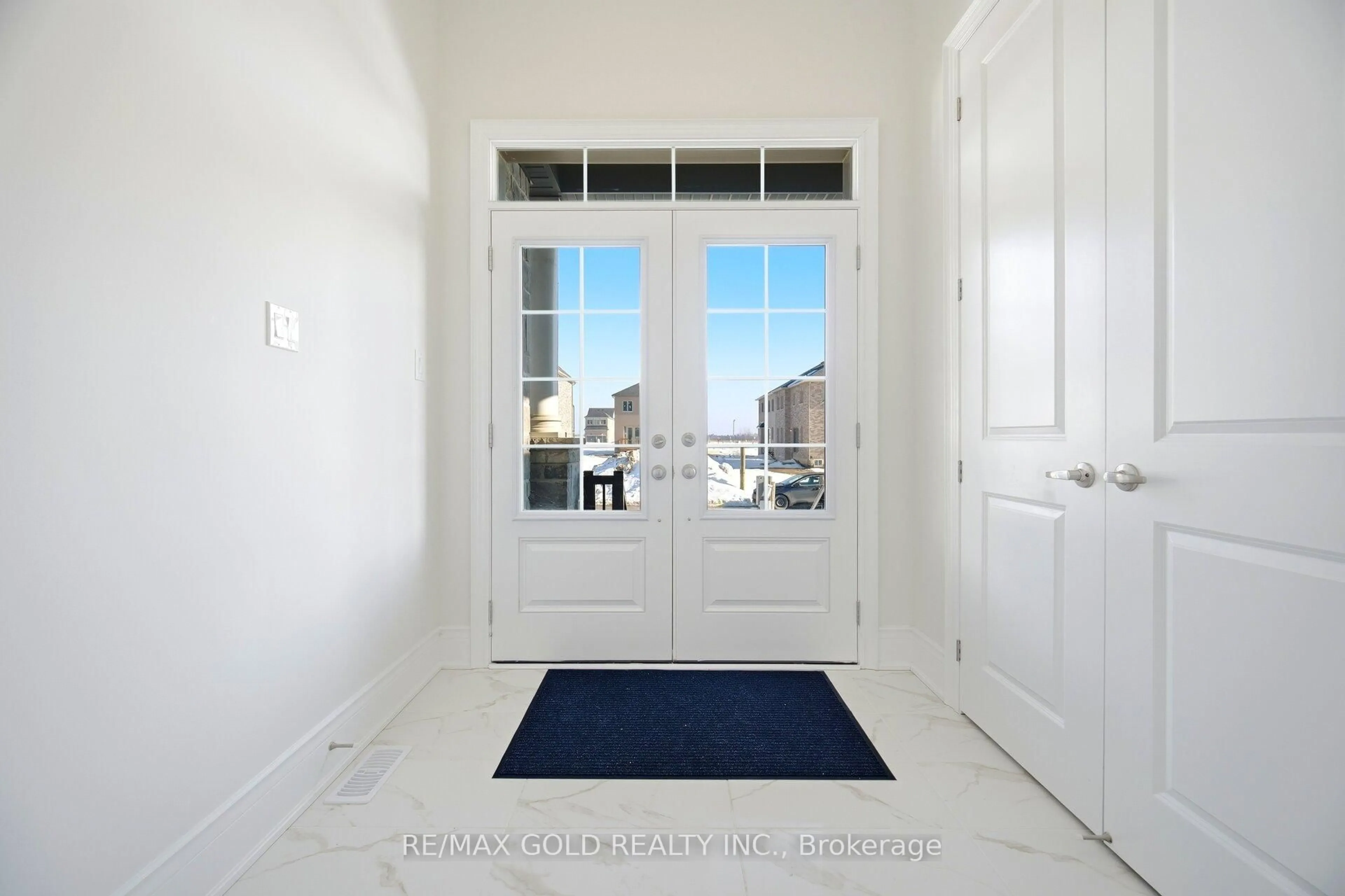 Indoor entryway for 32 Addison St, Caledon Ontario L7C 4N2