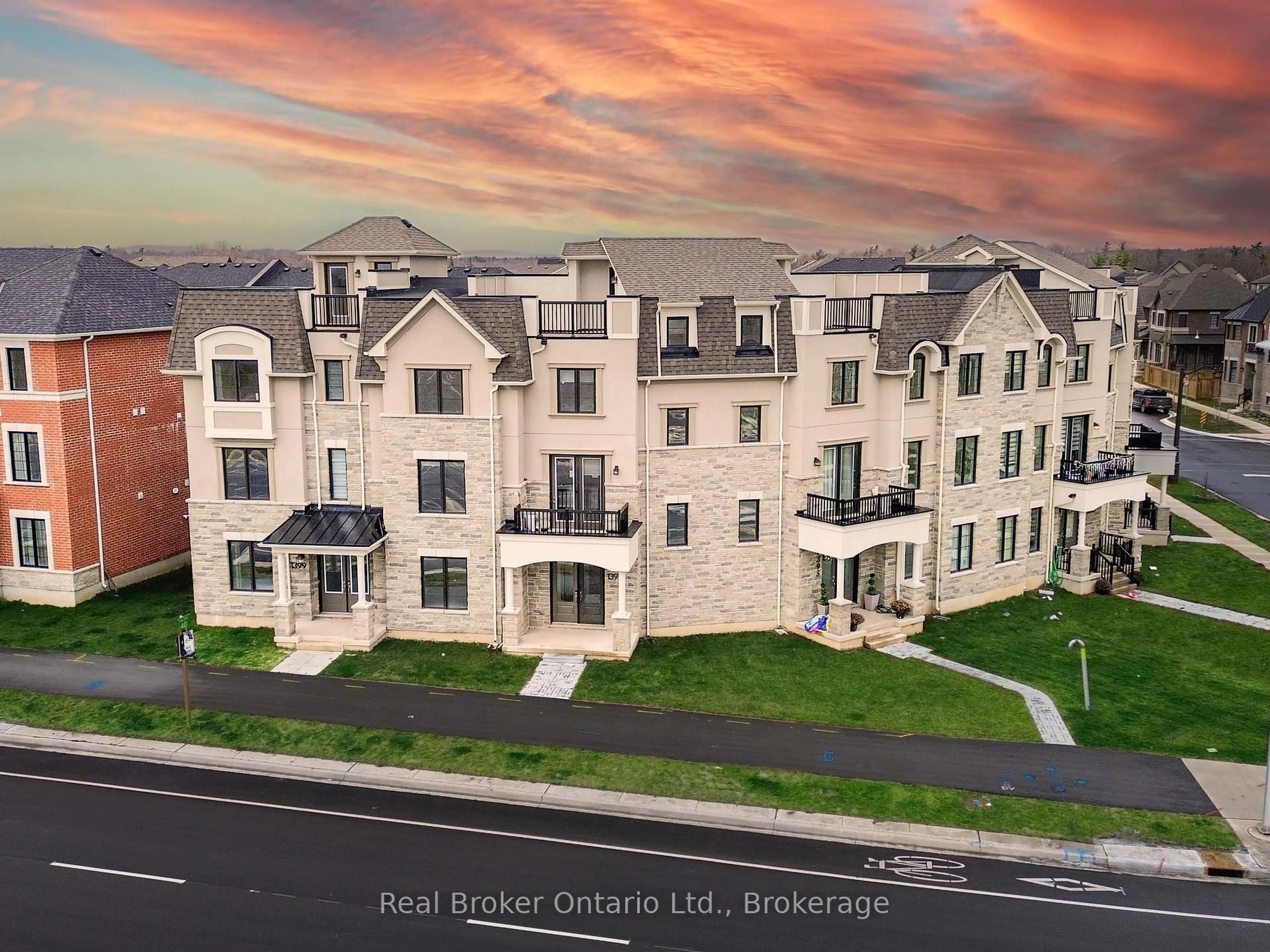 A pic from outside/outdoor area/front of a property/back of a property/a pic from drone, unknown for 1397 William Halton Pkwy, Oakville Ontario L6M 5N8