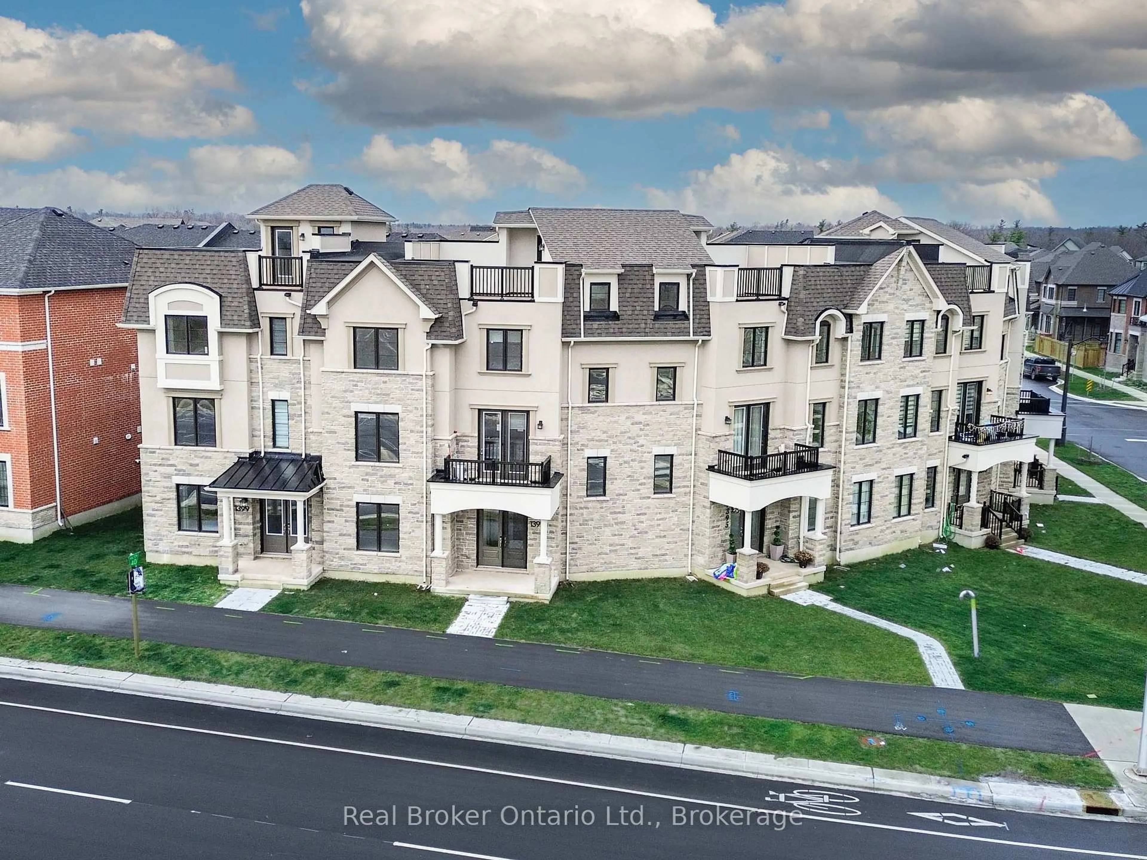 A pic from outside/outdoor area/front of a property/back of a property/a pic from drone, unknown for 1397 William Halton Pkwy, Oakville Ontario L6M 5N8