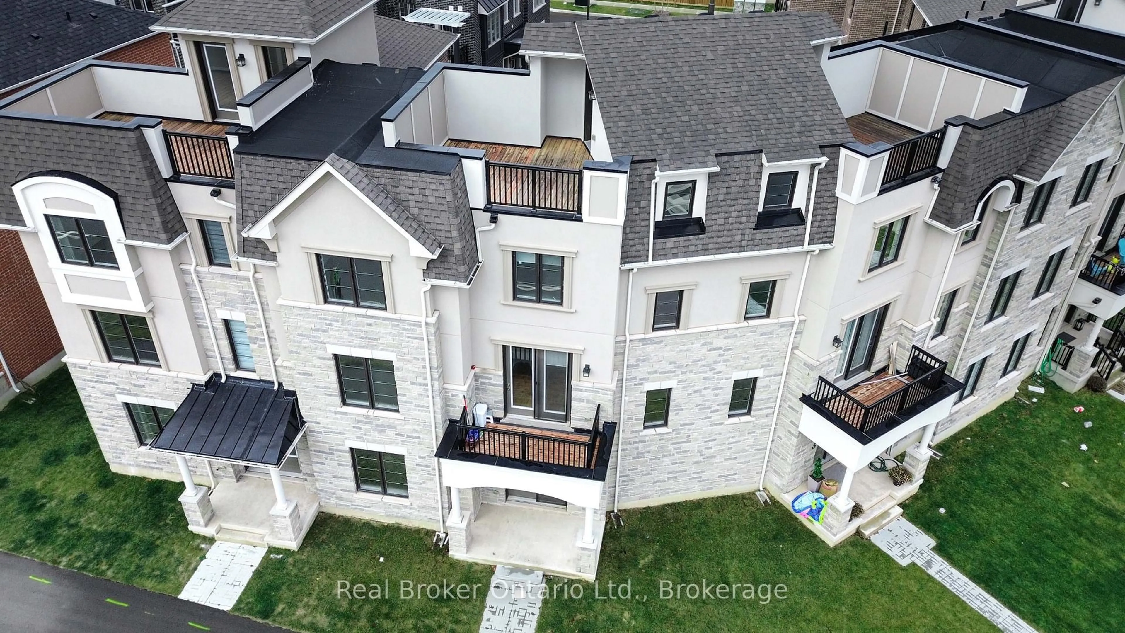 A pic from outside/outdoor area/front of a property/back of a property/a pic from drone, building for 1397 William Halton Pkwy, Oakville Ontario L6M 5N8