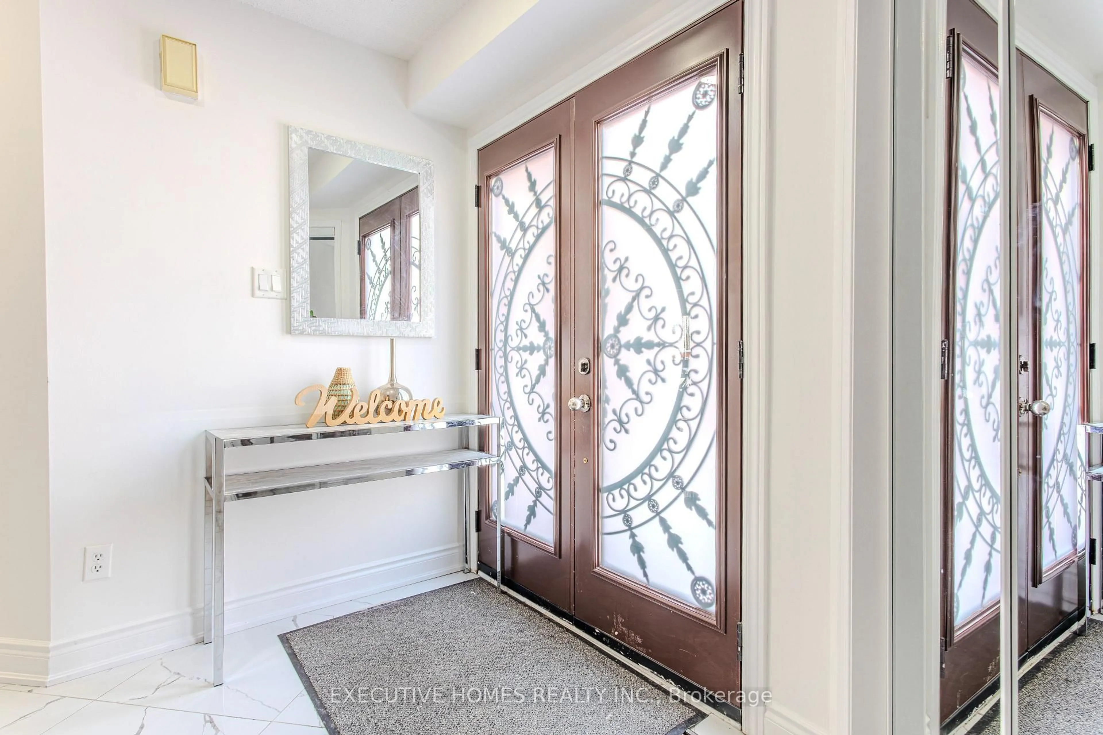 Indoor entryway for 1192 Dream Crest Rd, Mississauga Ontario L5V 1N7