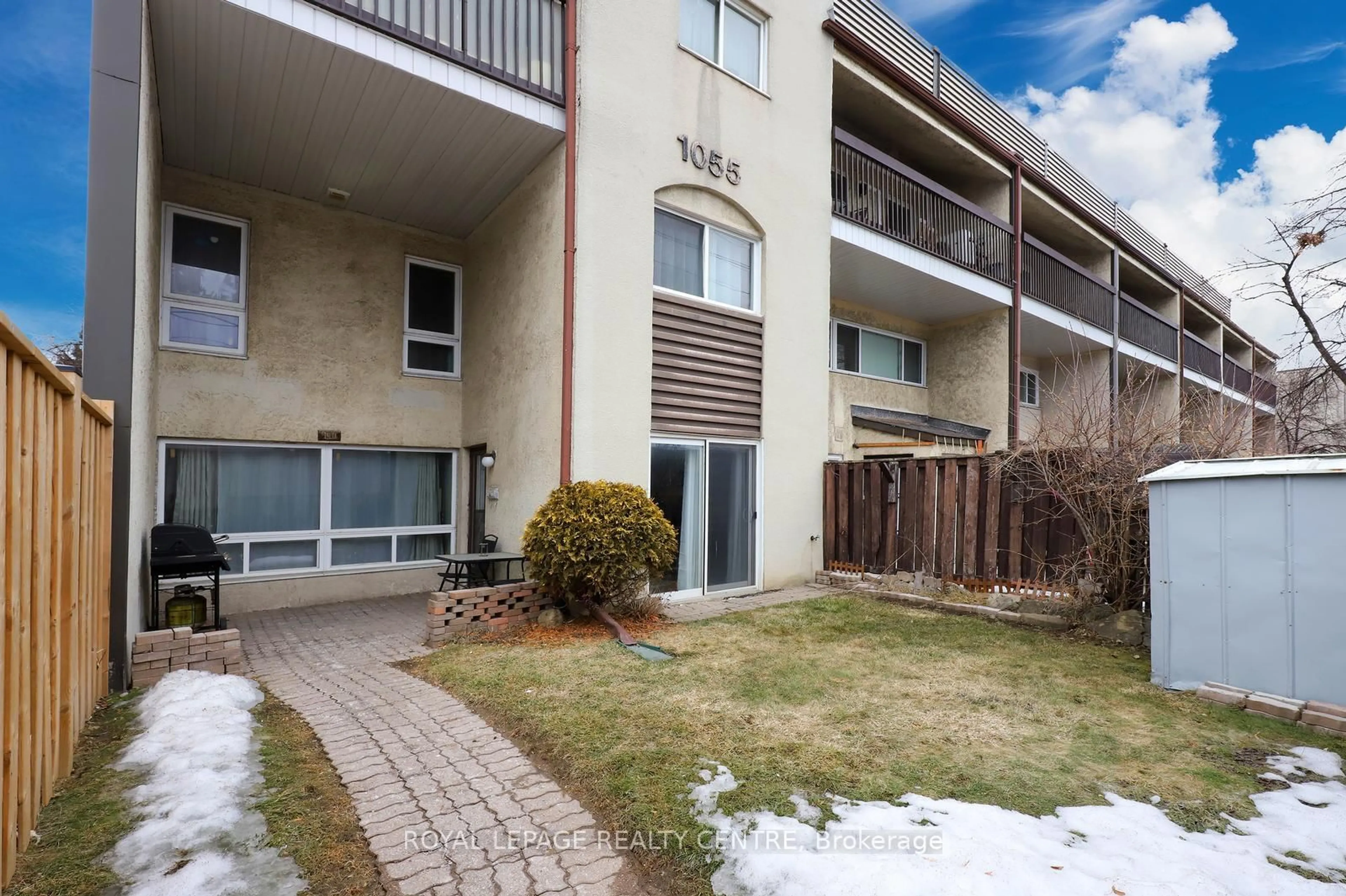 Patio, street for 1055 Dundas St #171, Mississauga Ontario L4Y 3X6