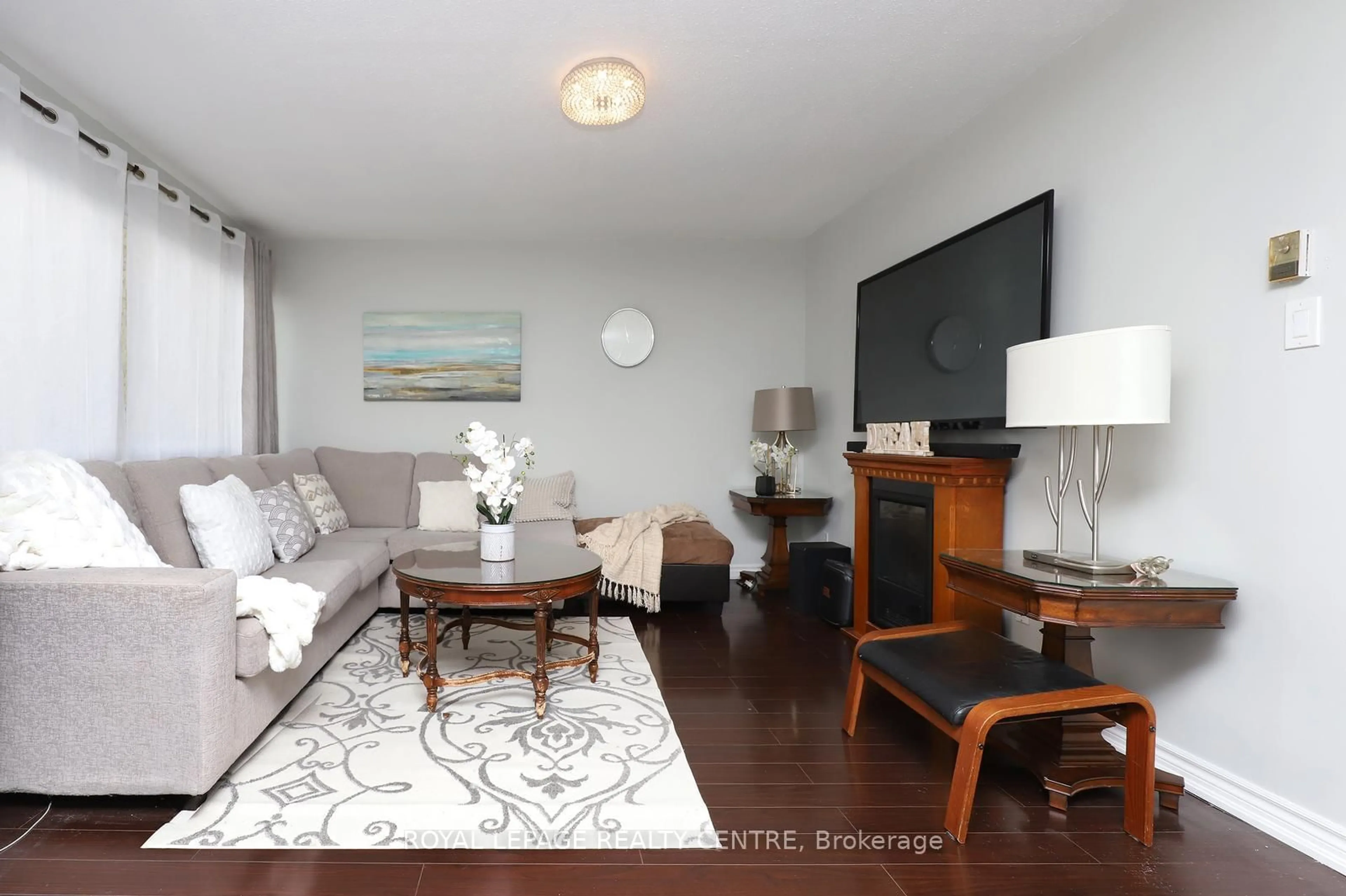 Living room with furniture, wood/laminate floor for 1055 Dundas St #171, Mississauga Ontario L4Y 3X6