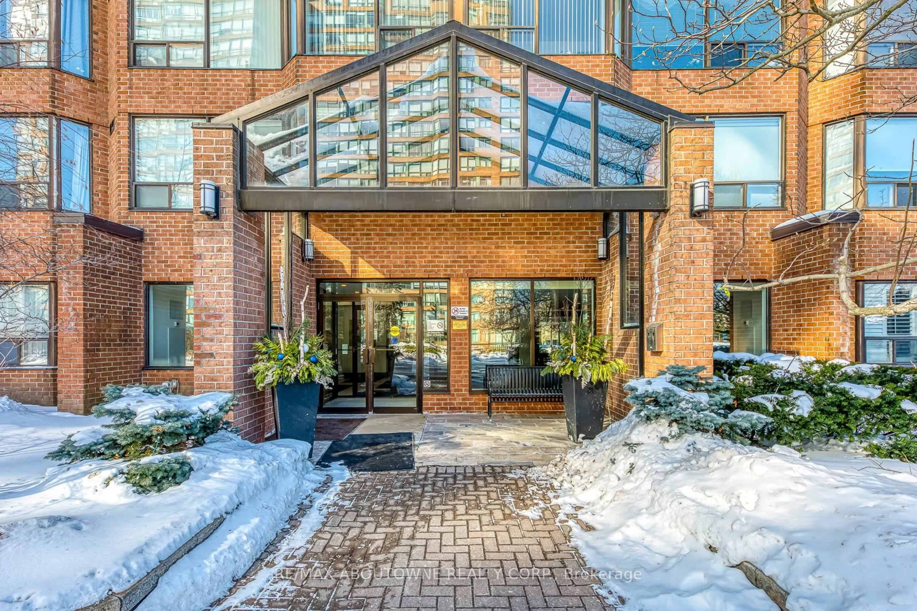 Indoor foyer for 1270 Maple Crossing Blvd #1705, Burlington Ontario L7S 2J3