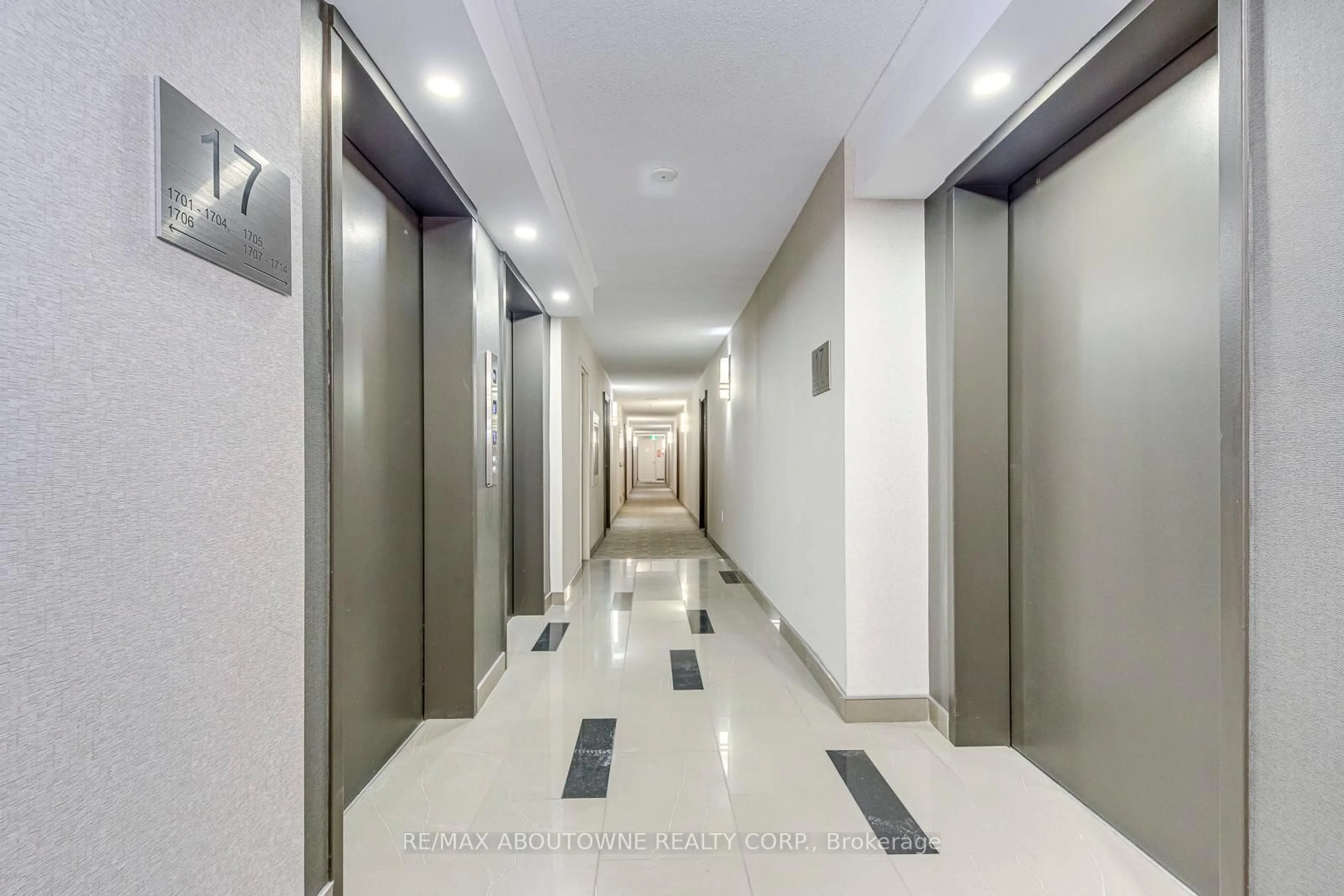 Indoor foyer for 1270 Maple Crossing Blvd #1705, Burlington Ontario L7S 2J3