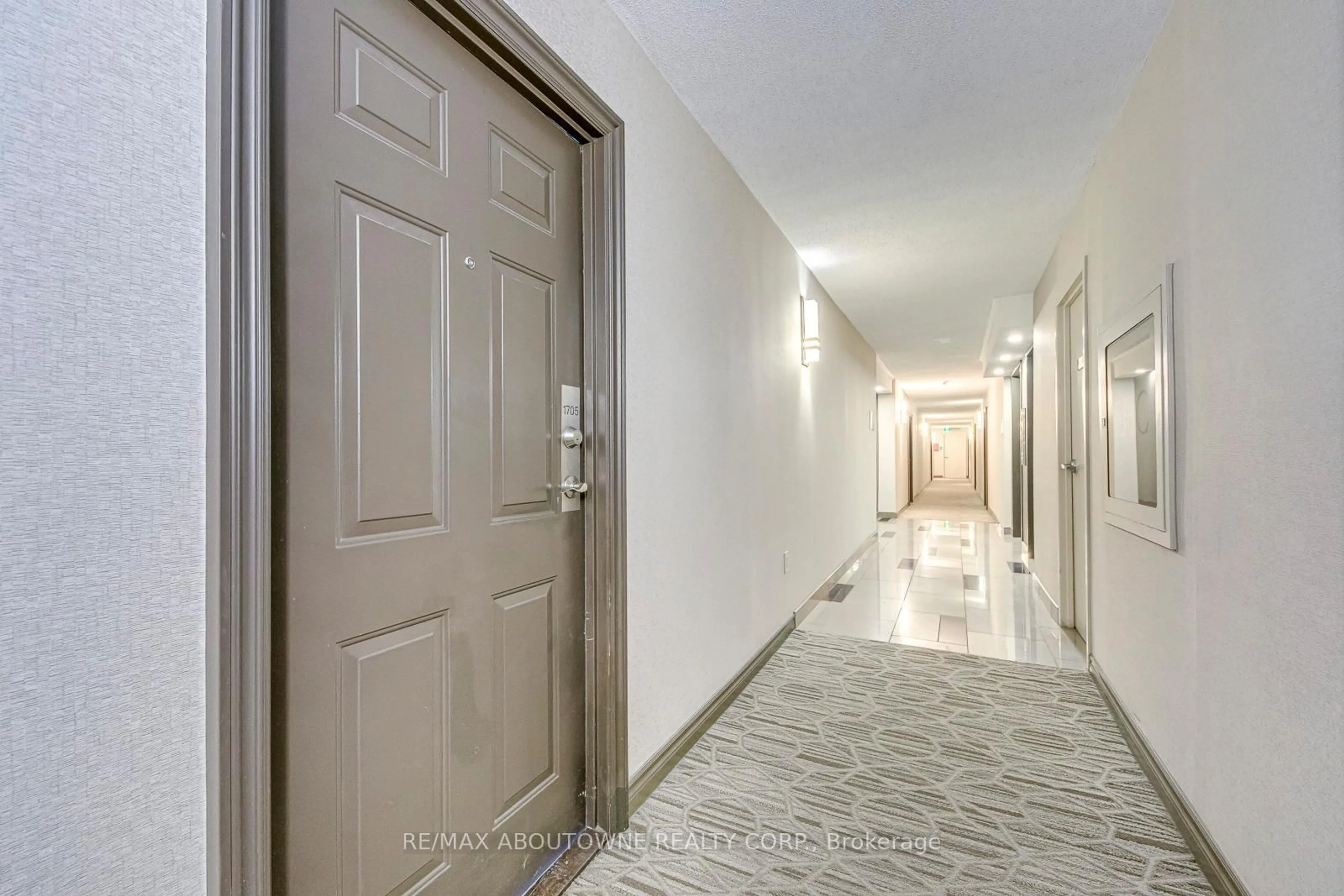 Indoor foyer for 1270 Maple Crossing Blvd #1705, Burlington Ontario L7S 2J3