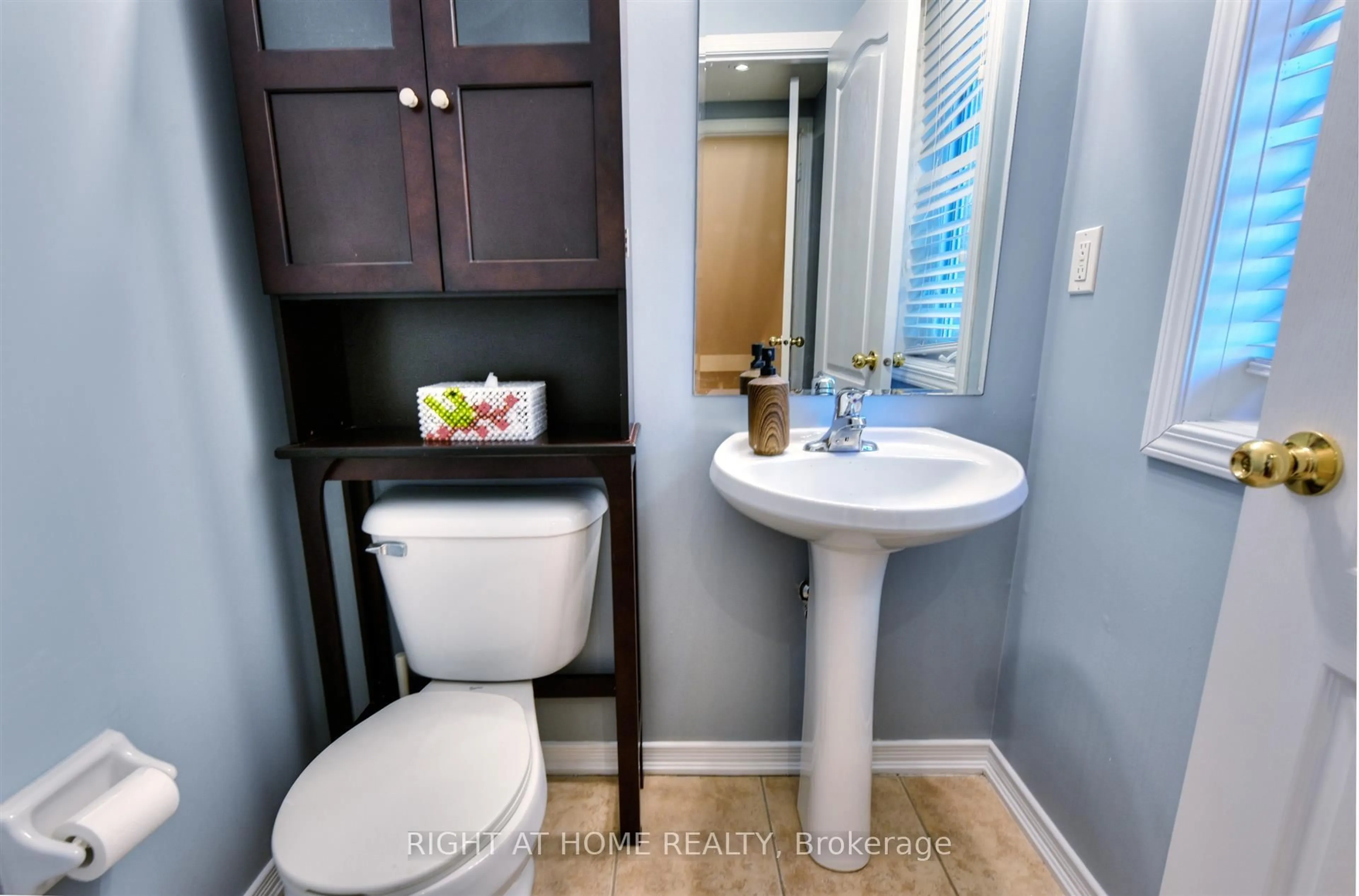 Standard bathroom, ceramic/tile floor for 4689 Bracknell Rd, Burlington Ontario L7M 0E5