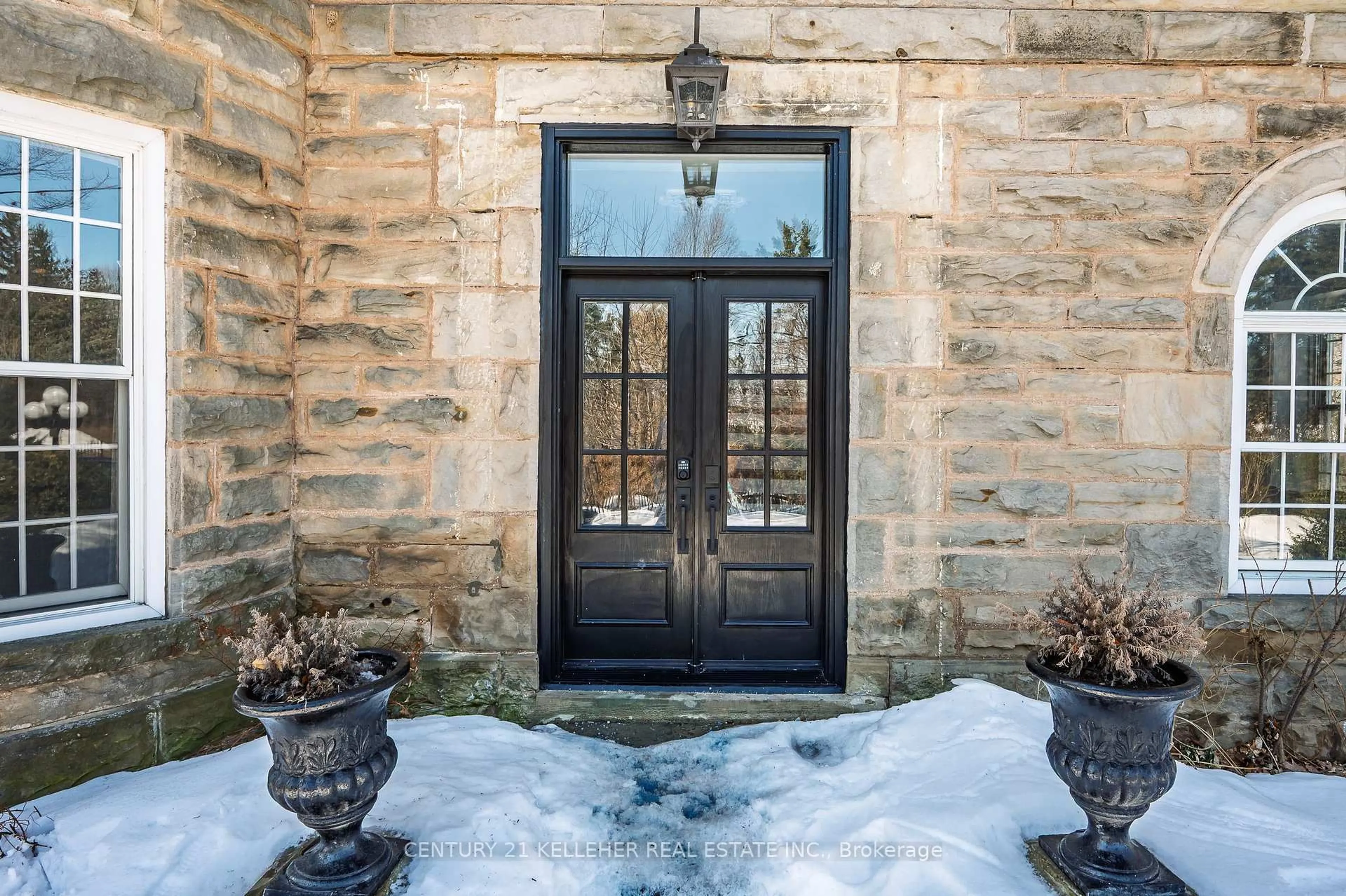 Indoor entryway for 9920 Regional Road 25 Rd, Halton Hills Ontario L9T 2X7