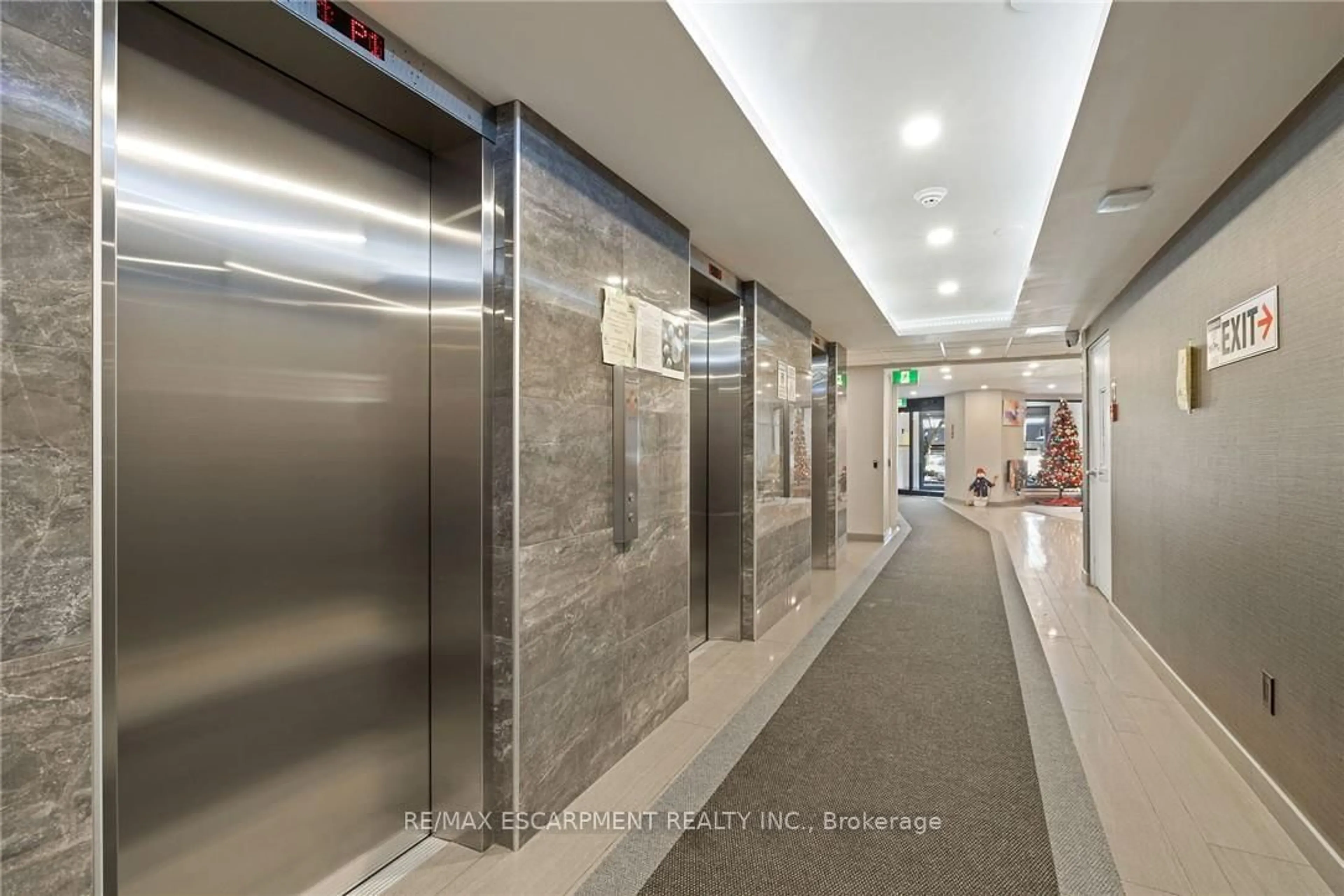 Indoor foyer for 700 Dynes Rd #901, Burlington Ontario L7N 3M2