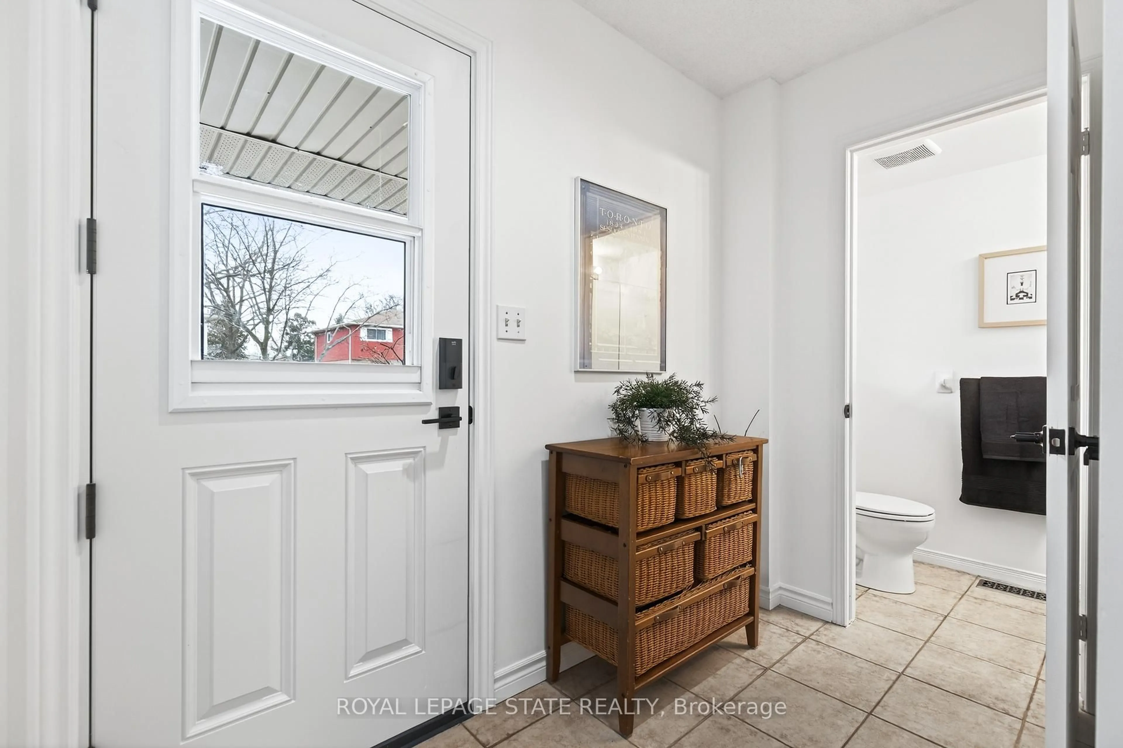 Indoor entryway for 1279 Nottingham Ave, Burlington Ontario L7P 2R5