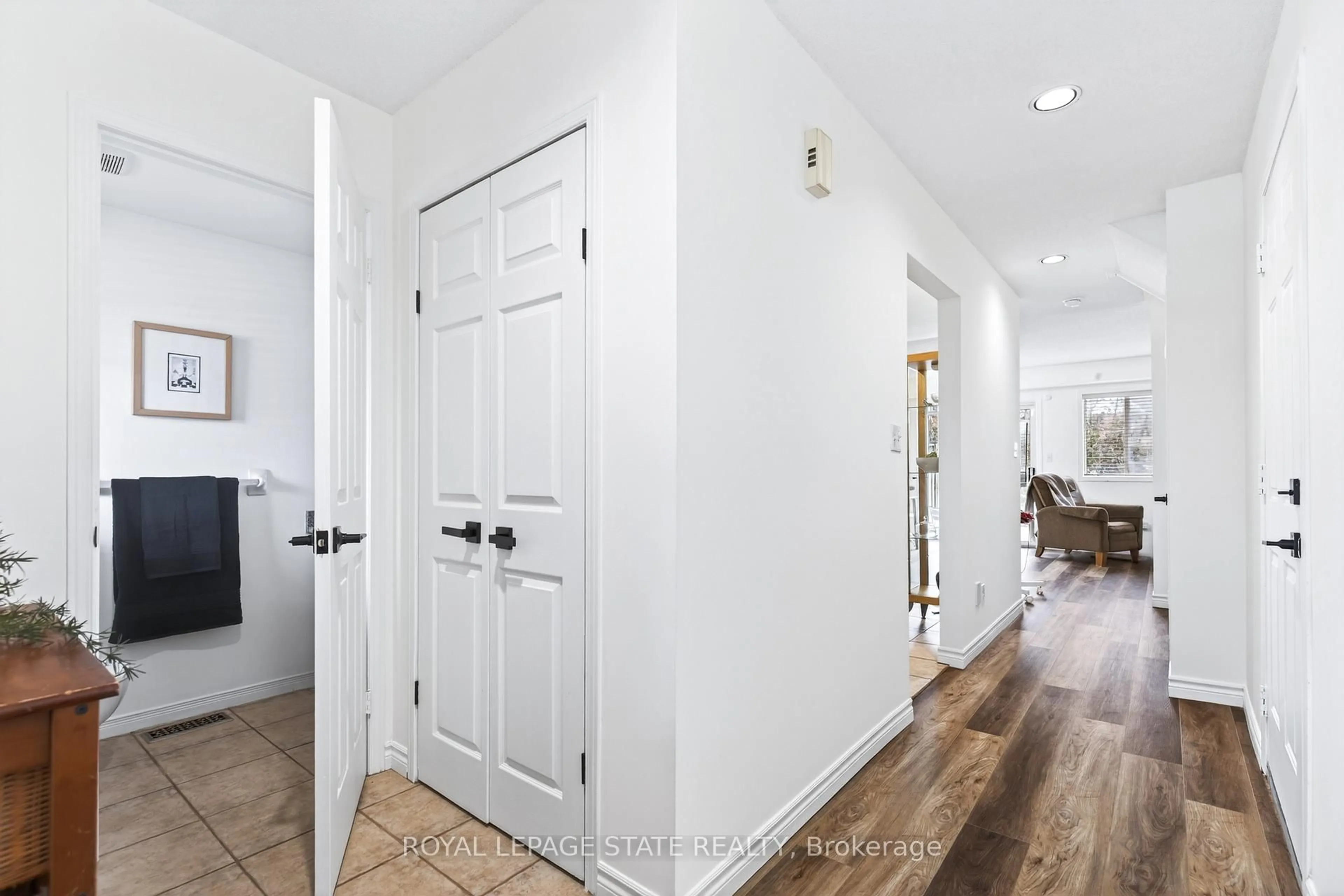 Indoor entryway for 1279 Nottingham Ave, Burlington Ontario L7P 2R5