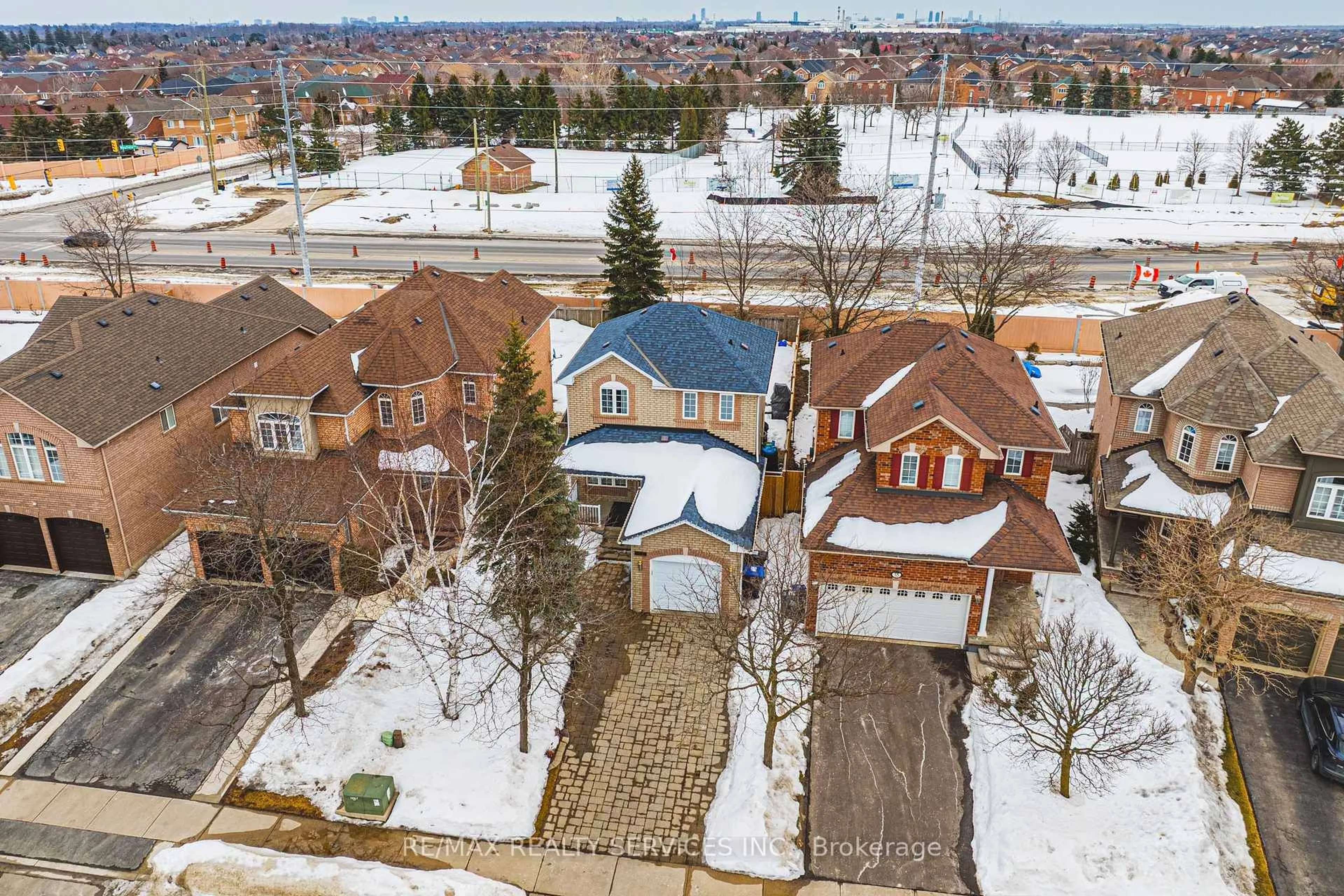 A pic from outside/outdoor area/front of a property/back of a property/a pic from drone, street for 16 Twin Willow Cres, Brampton Ontario L7A 1K1