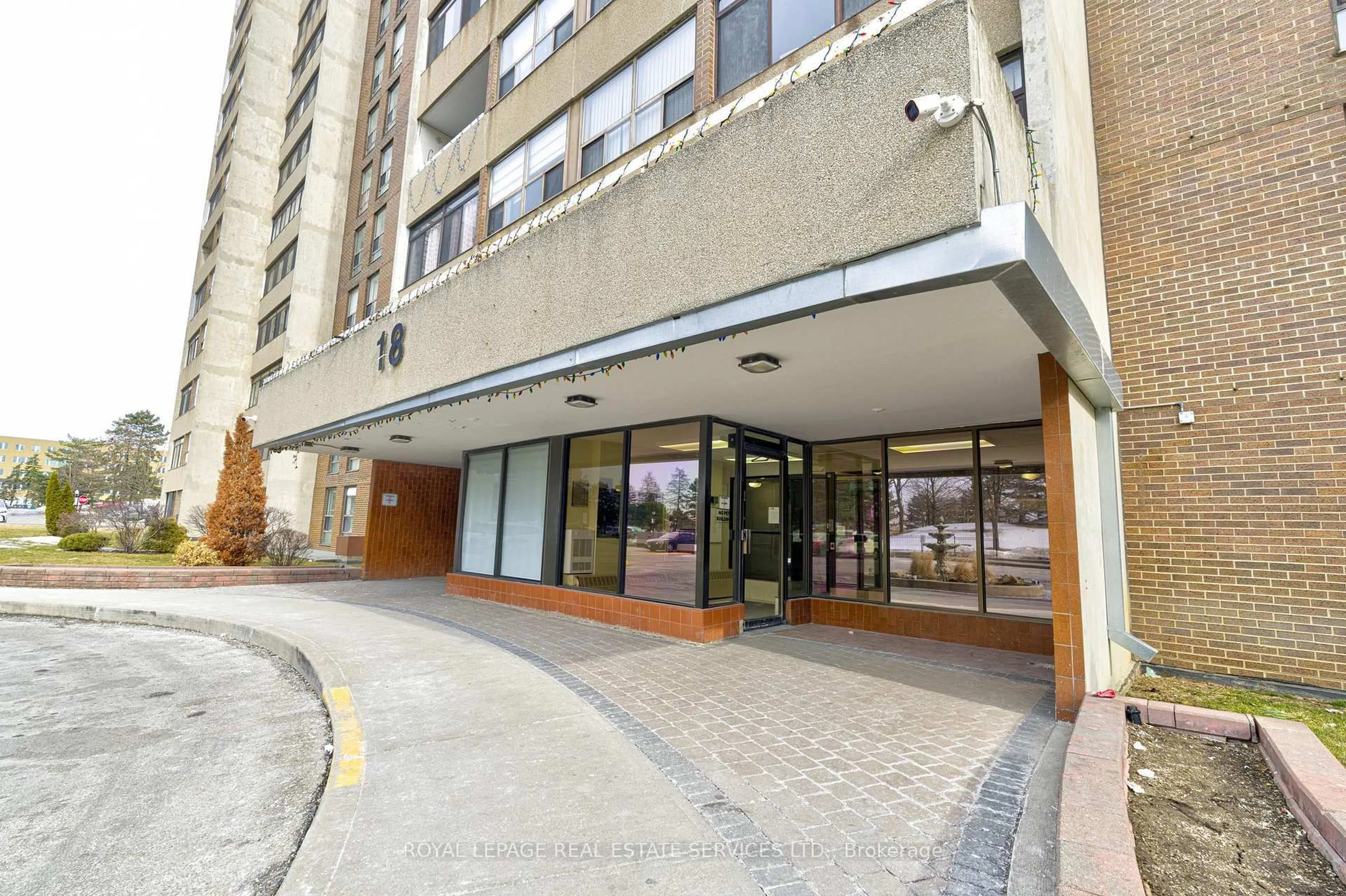 Indoor foyer for 18 Knightsbridge Rd #2605, Brampton Ontario L6T 3X5