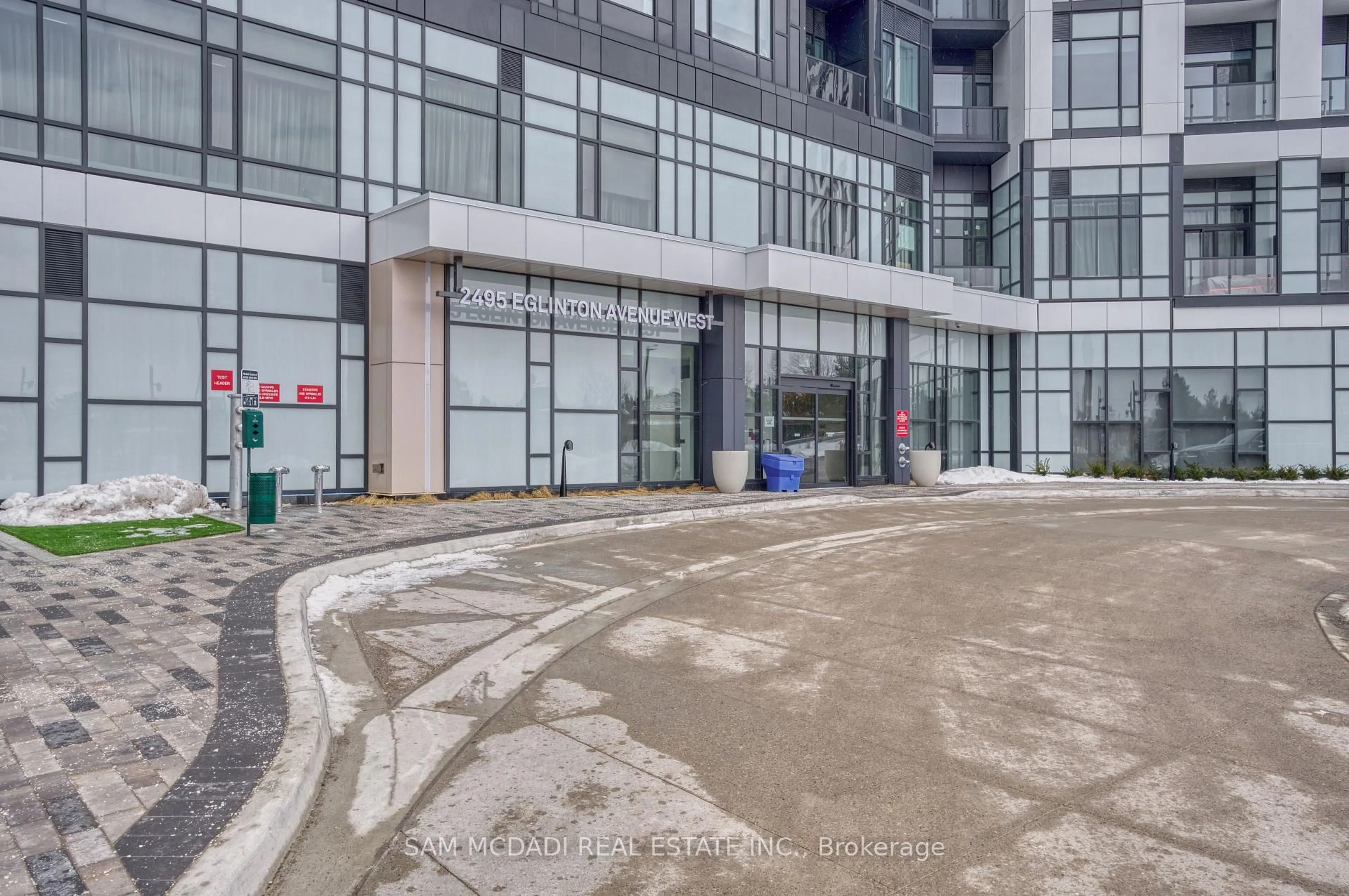 Indoor foyer for 2495 Eglinton Ave #514, Mississauga Ontario L5M 2T2