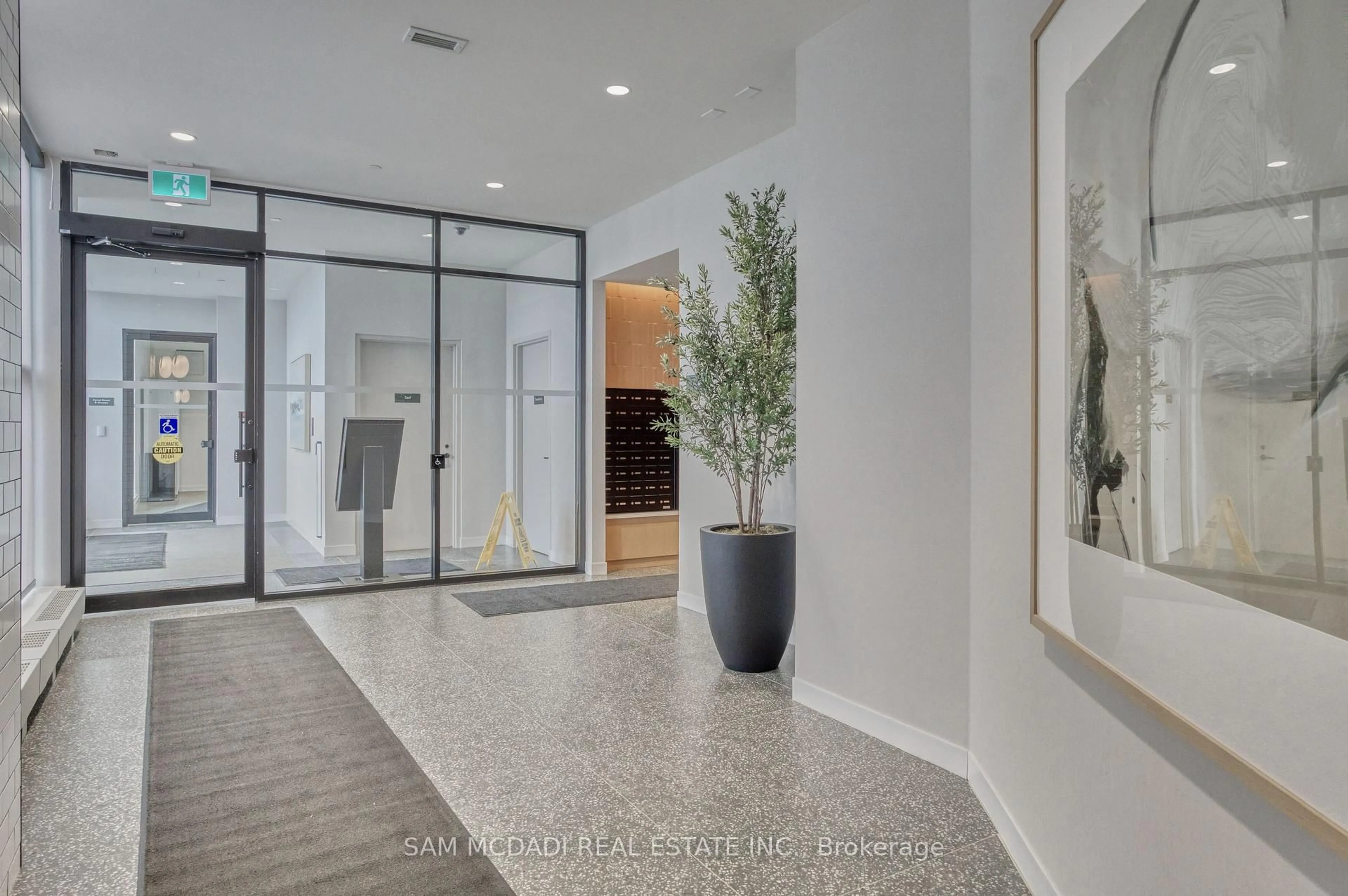 Indoor foyer for 2495 Eglinton Ave #514, Mississauga Ontario L5M 2T2