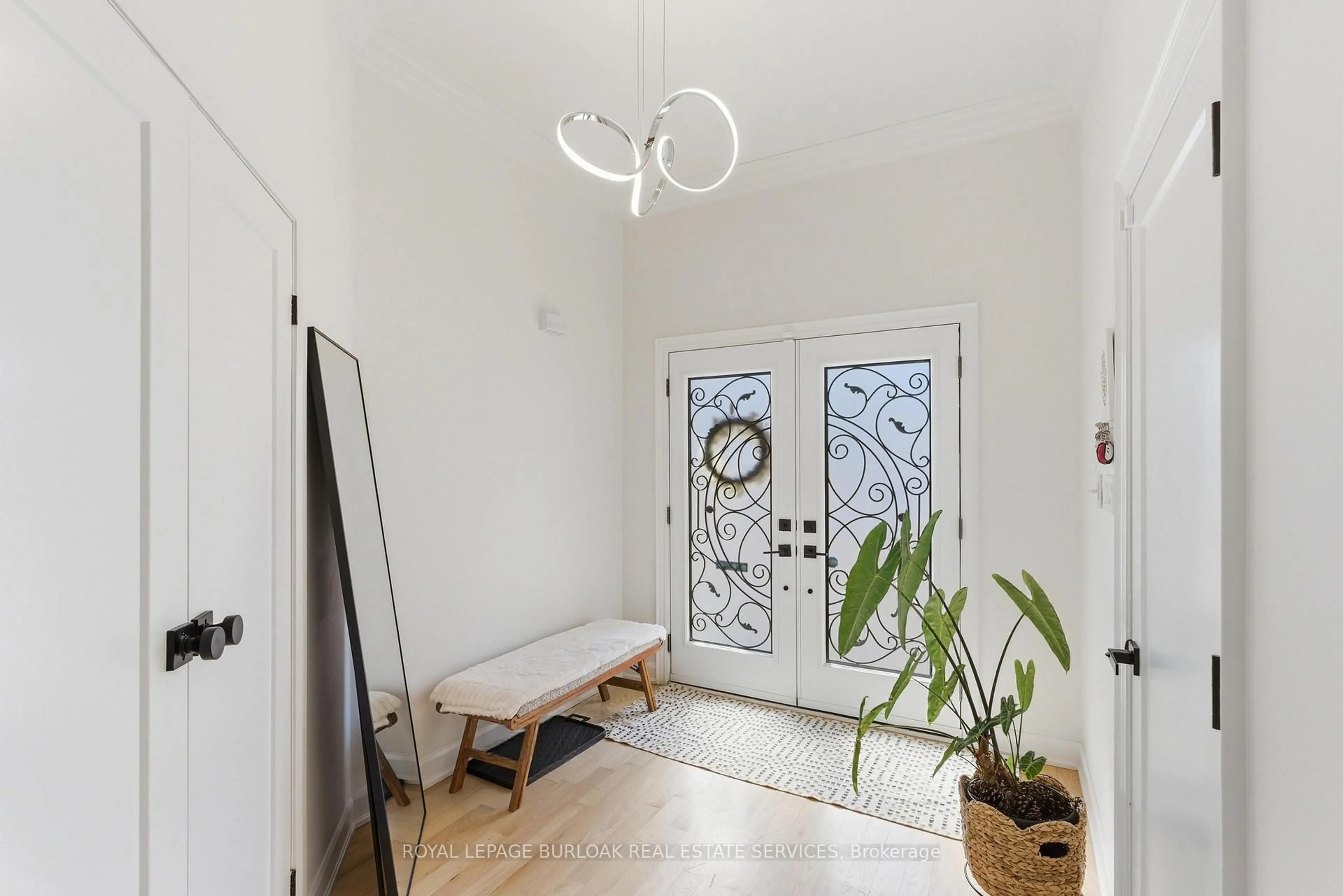 Indoor entryway for 2289 OWLRIDGE Dr, Oakville Ontario L6M 3S9