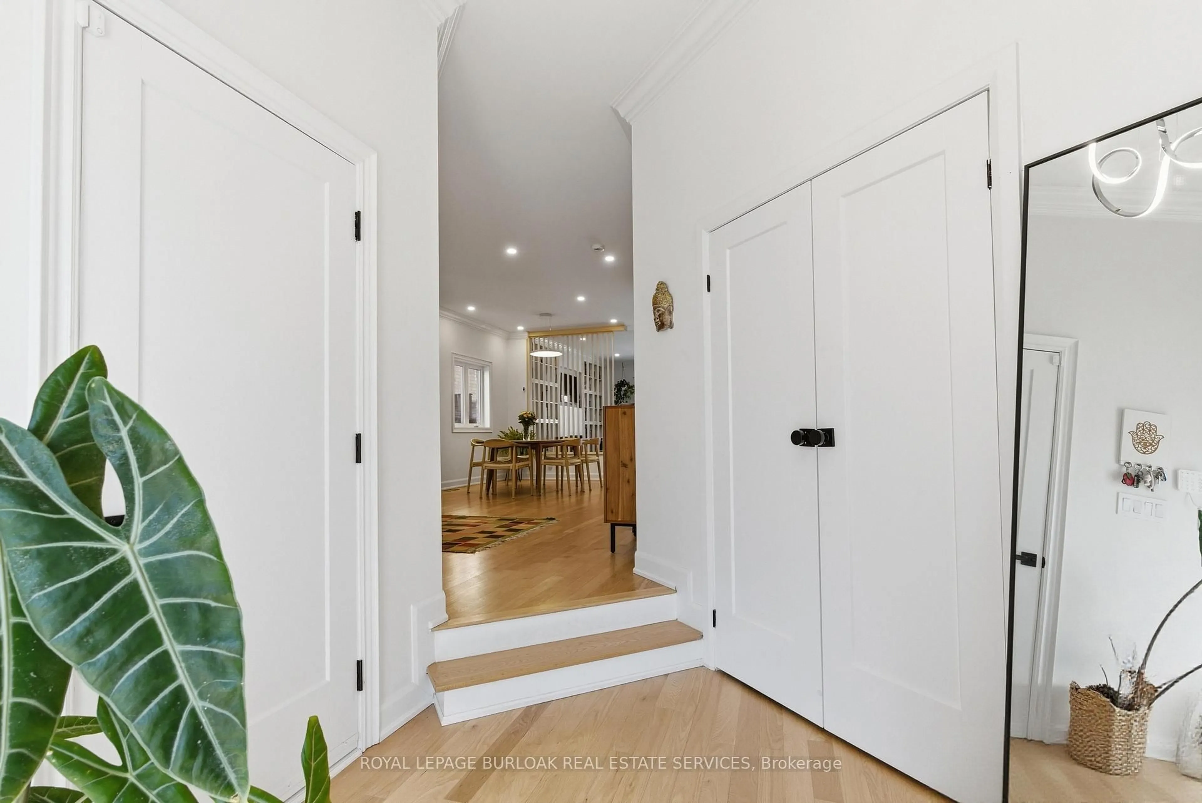 Indoor entryway for 2289 OWLRIDGE Dr, Oakville Ontario L6M 3S9