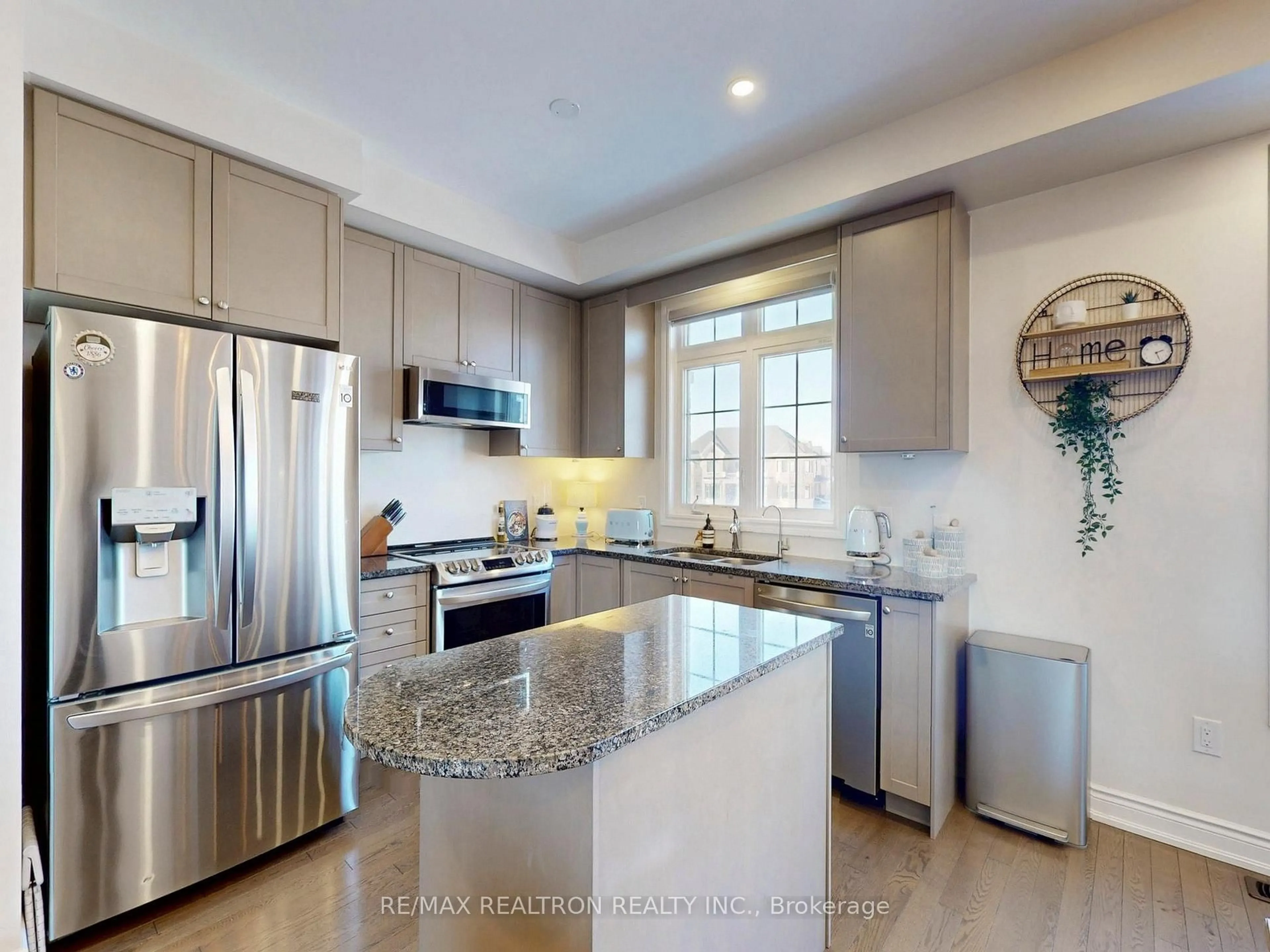 Open concept kitchen, ceramic/tile floor for 6 Oakmore Lane, Brampton Ontario L6Y 6H5